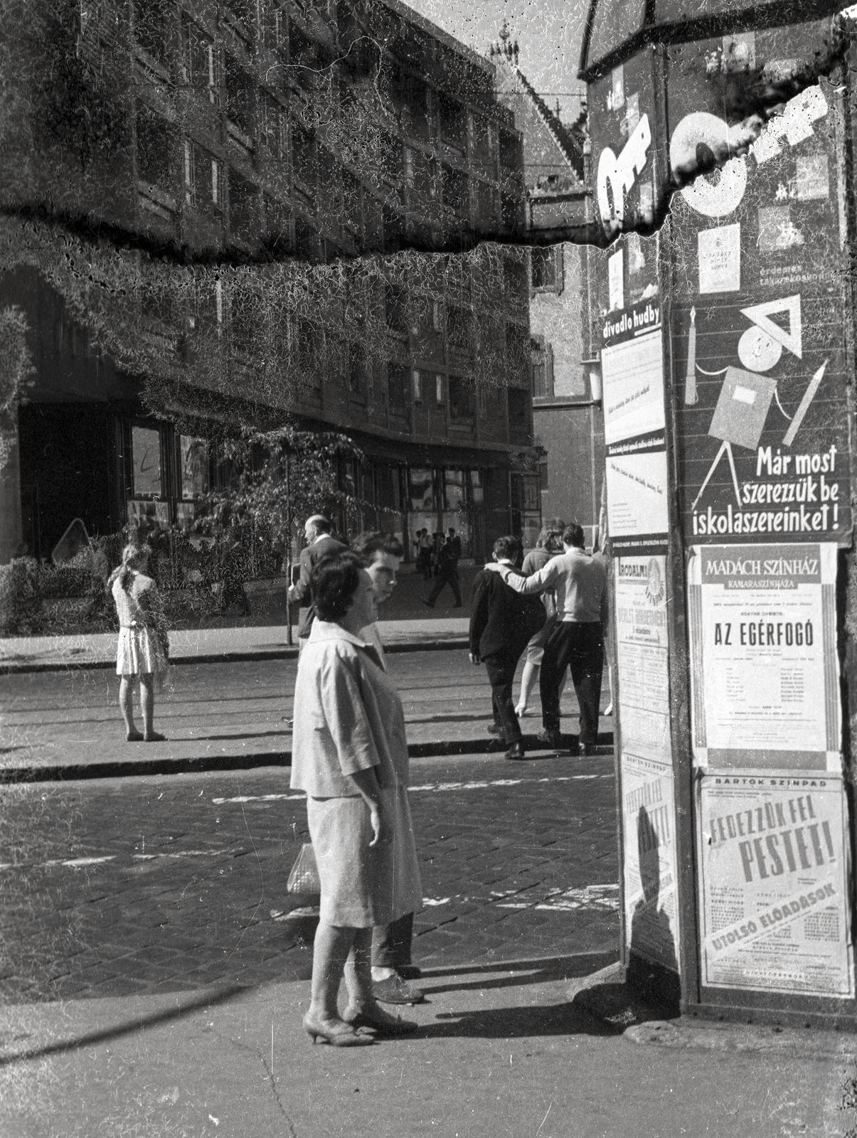 Hungary, Budapest IX., Ferenc körút az Üllői úti villamosmegállónál. Szemben a Lottóház, mögötte az Iparművészeti Múzeum., 1962, Vaskapu utca, street view, genre painting, ad pillar, Budapest, Fortepan #94494