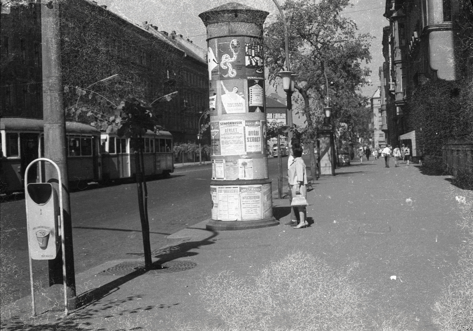 Hungary, Budapest IX., Ferenc körút az Üllői út felé nézve., 1962, Vaskapu utca, street view, genre painting, tram, ad pillar, phone booth, trash can, neon lights, Budapest, Fortepan #94495