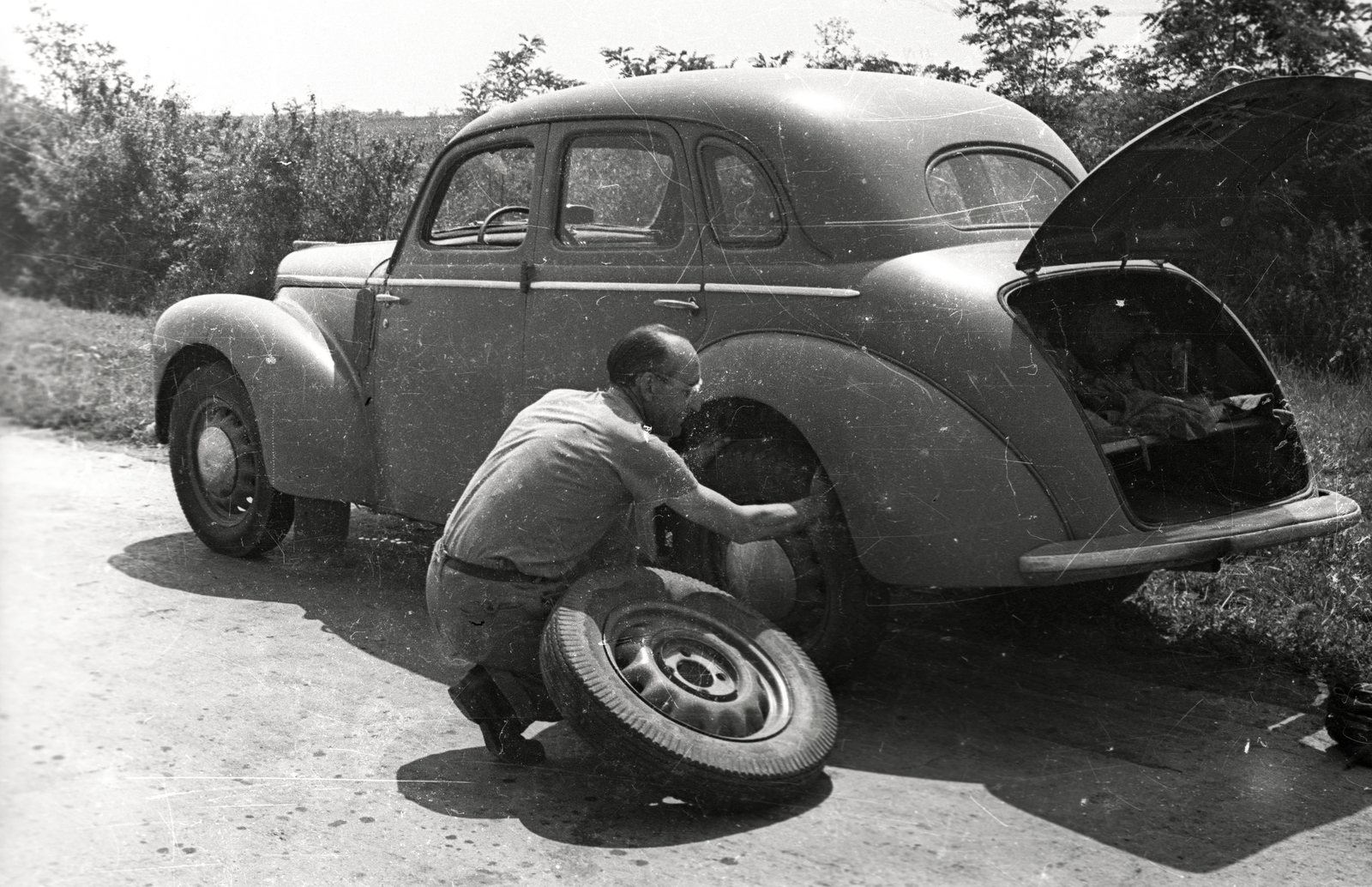 1958, Vaskapu utca, man, work, automobile, car repair, flat tyre, changing tyre, Skoda-brand, Fortepan #94508