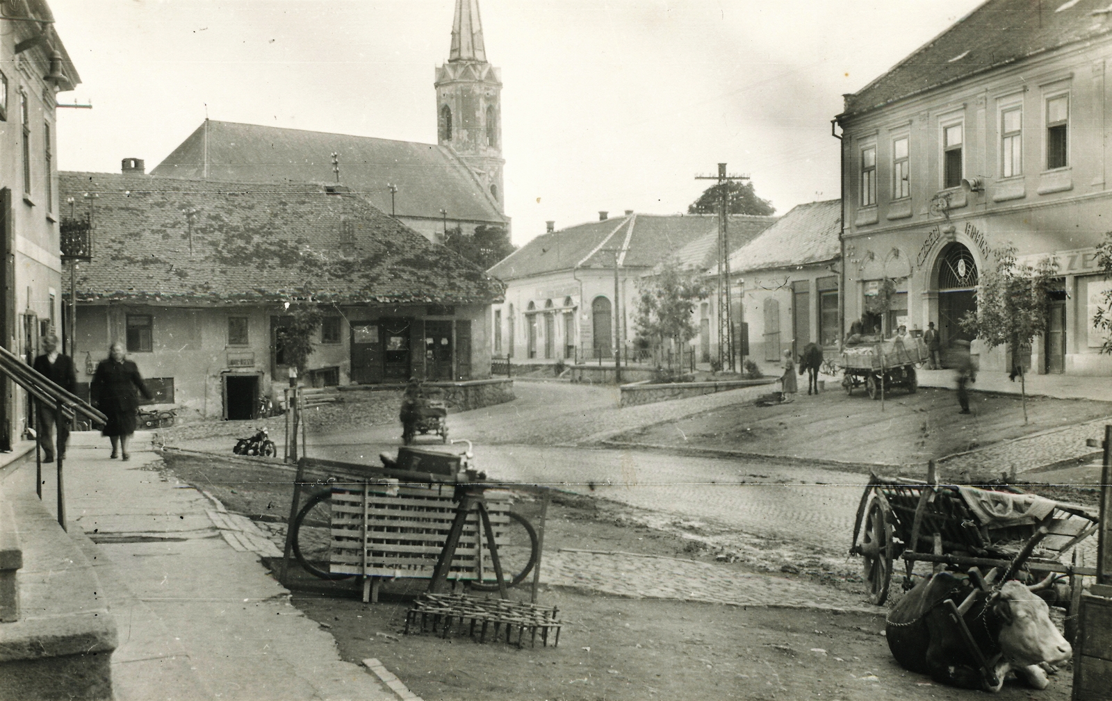 Hungary, Sárospatak, Kossuth Lajos utca, balra az Attila utca, háttérben a Szent Erzsébet templom., 1958, Jurányi Attila, church, cattle, museum, castle, Catholic Church, hackery, harrow, public building, Fortepan #94525