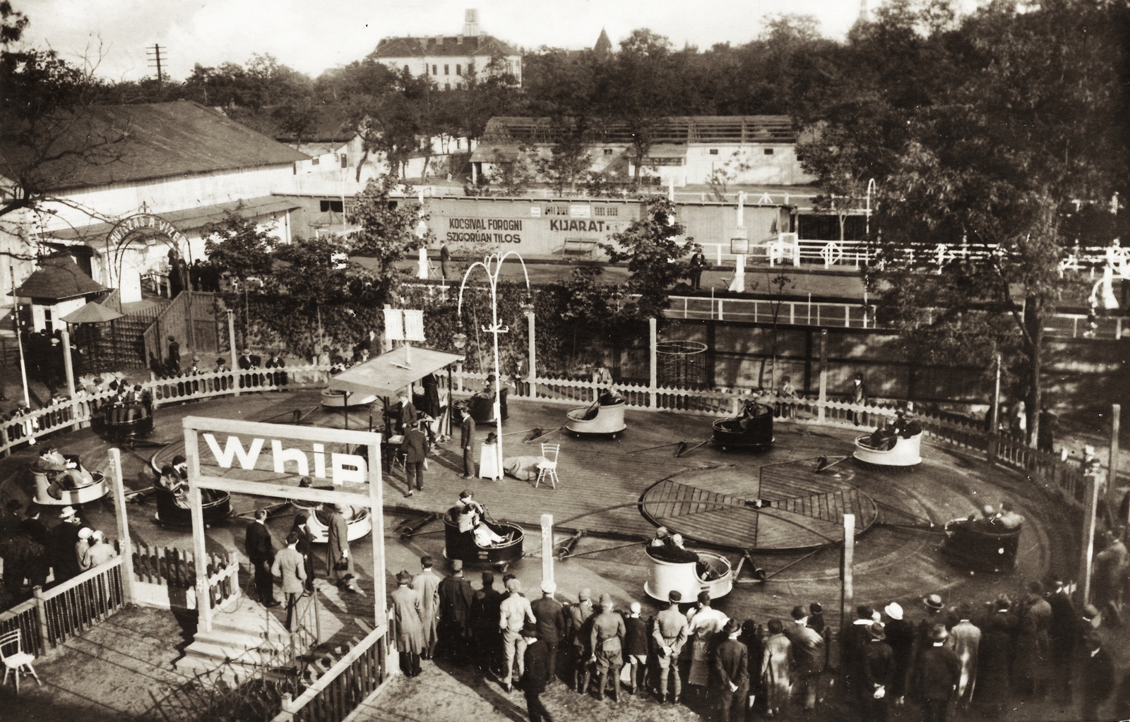 Hungary, Budapest XIV., Angolpark (később Vidámpark), Whip (később Kanyargó), mögötte az "Autózás a vizen" (később Autóverseny) nevű játék. Távolban a Bethesda kórház épülete látható., 1928, Jurányi Attila, toy, amusement park, fun-fair, Budapest, Fortepan #94527