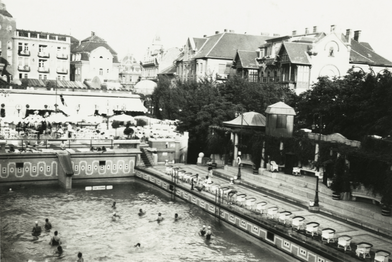 Magyarország, Budapest XI., Gellért Gyógyfürdő, hullámmedence, háttérben a Kemenes utca házai., 1937, Lajtai László, uszoda, Budapest, Fortepan #94565