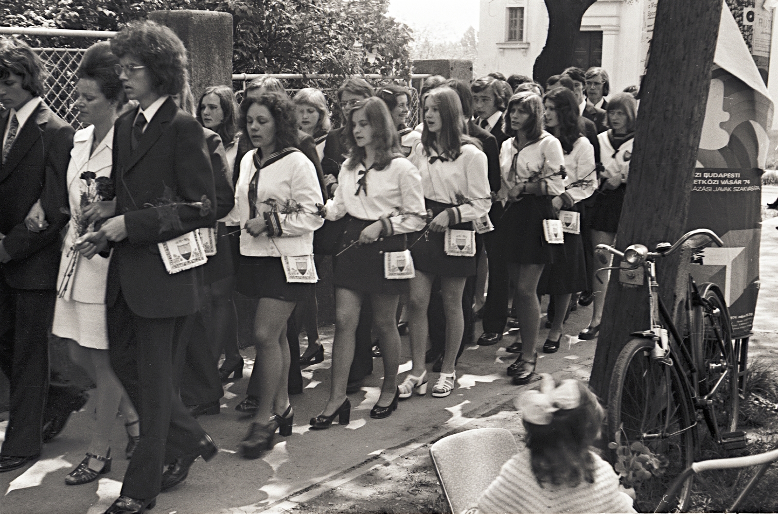 Hungary, Dombóvár, Bajcsy-Zsilinszky utca, a Gőgös Ignác (később Illyés Gyula) Gimnázium ballagói iskolájuk előtt., 1974, Erky-Nagy Tibor, graduation, Fortepan #94618