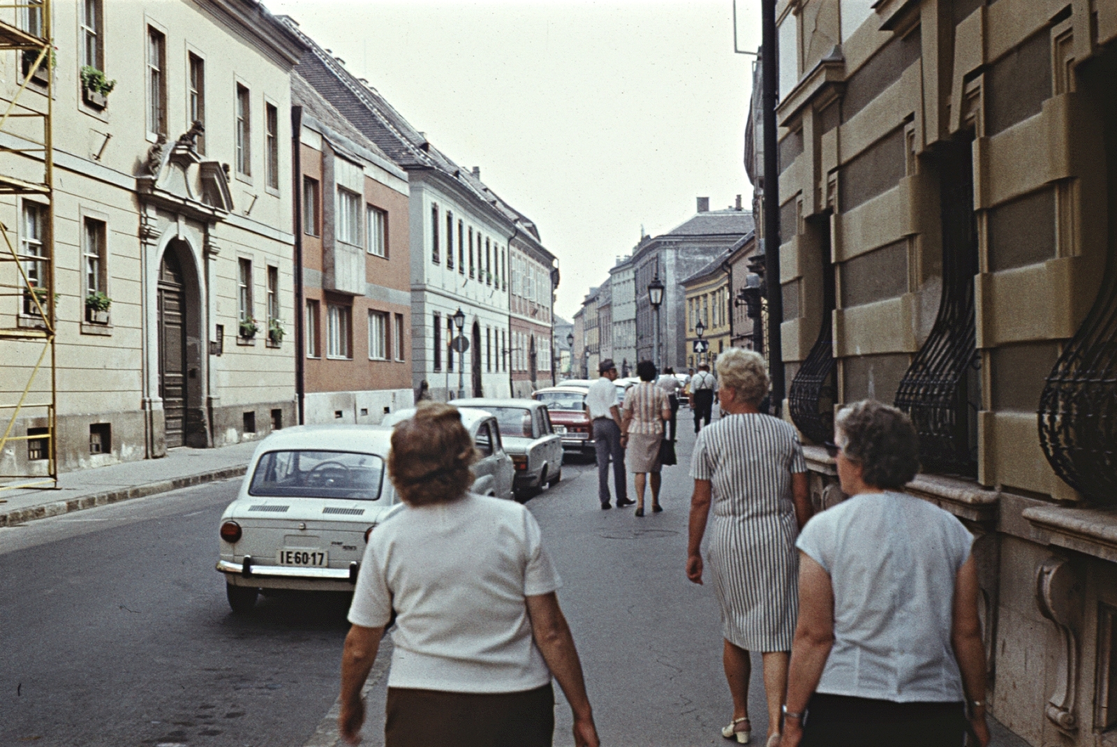 Magyarország, budai Vár, Budapest I., Úri utca a Lant utca és a Nőegylet utca között a Dísz tér felé nézve., 1972, Erky-Nagy Tibor, színes, rendszám, Fiat 850, Budapest, Fortepan #94621