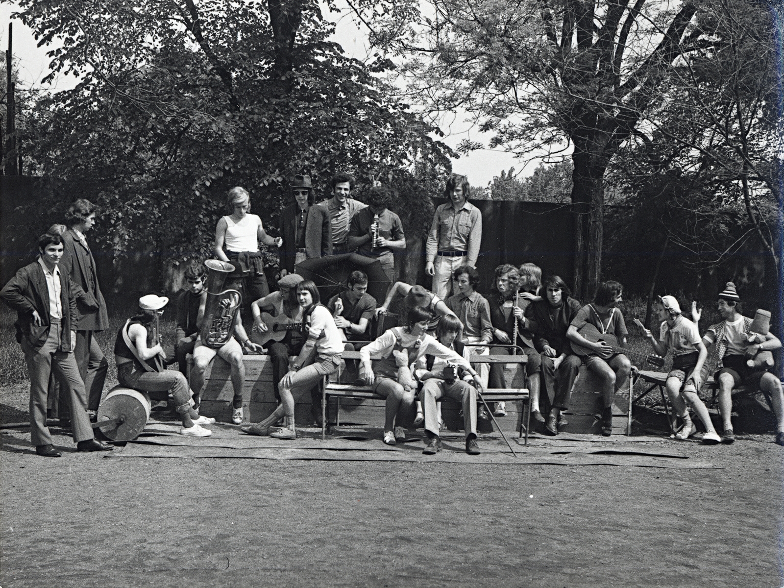 Hungary, Dombóvár, Bajcsy-Zsilinszky utca, a Gőgös Ignác (később Illyés Gyula) Gimnázium udvara., 1974, Erky-Nagy Tibor, musical instrument, band, guitar, pitch, theater performance, clarinet, Fortepan #94625