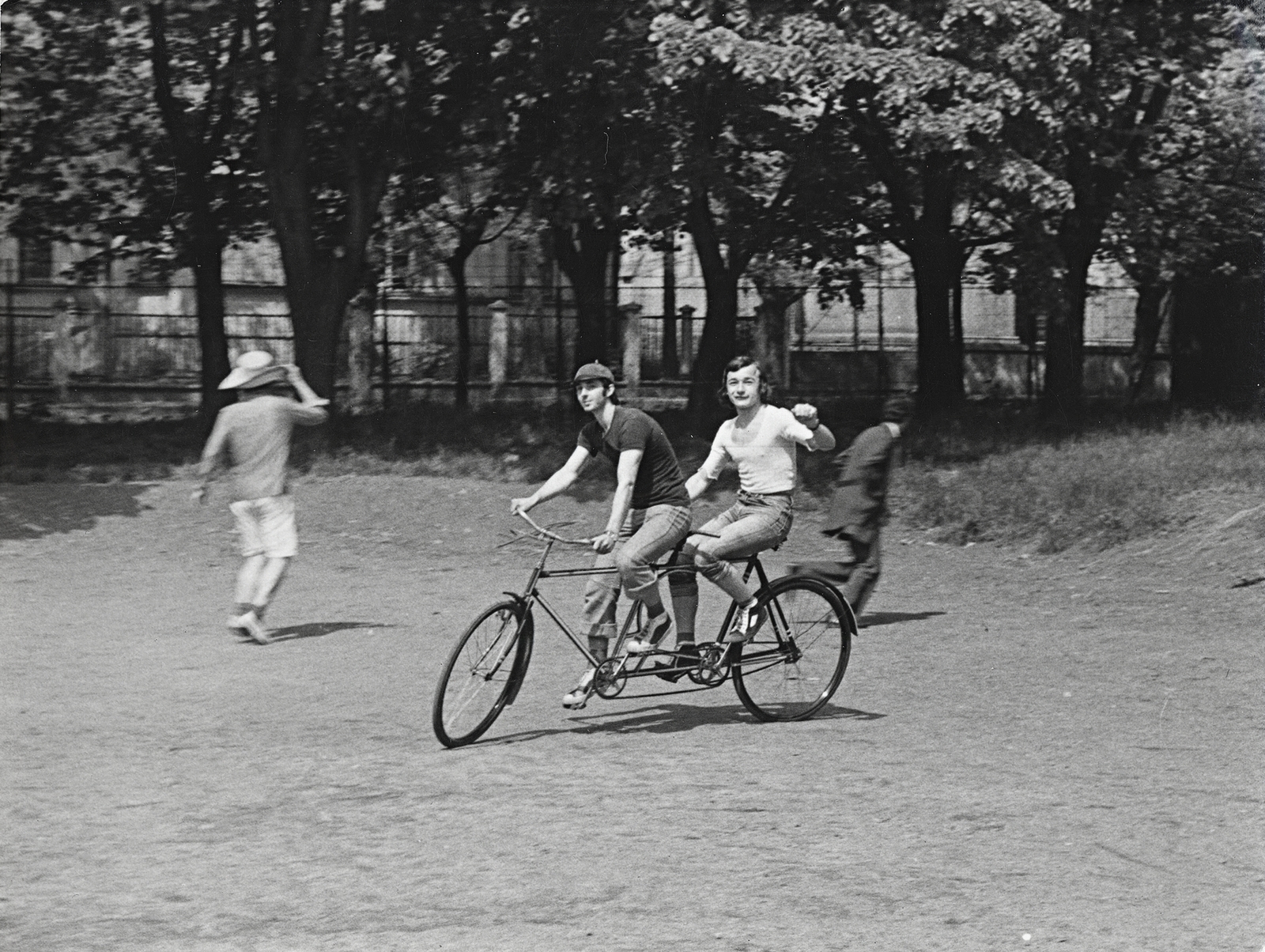 Magyarország, Dombóvár, Bajcsy-Zsilinszky utca, a Gőgös Ignác (később Illyés Gyula) Gimnázium udvara., 1974, Erky-Nagy Tibor, tandem kerékpár, Fortepan #94626