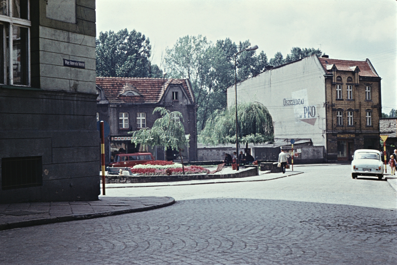 Lengyelország, Lubliniec, plac Konrada Manki, szemben a plac Mikolaja Kopernika., 1977, Erky-Nagy Tibor, színes, FSO Syrena, Fortepan #94629