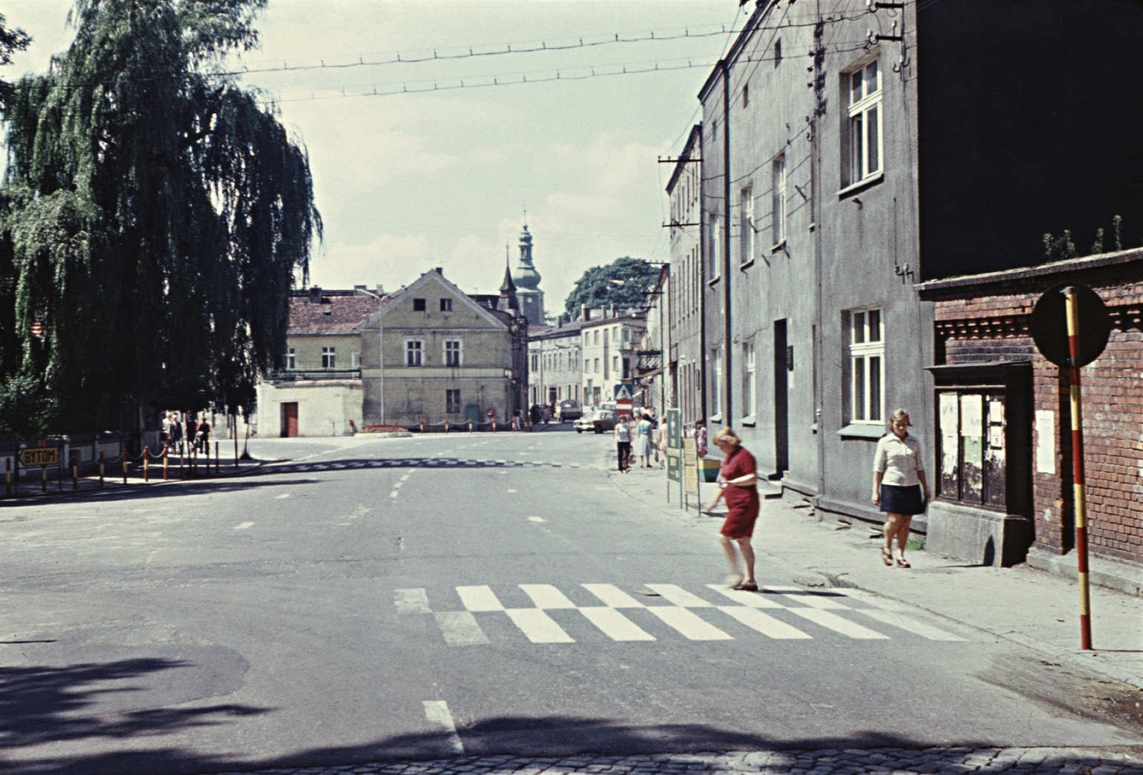 Poland, Lubliniec, ulica Plebiscytowa, háttérben a Szent Miklós templom tornya., 1977, Erky-Nagy Tibor, colorful, crosswalk, Fortepan #94631