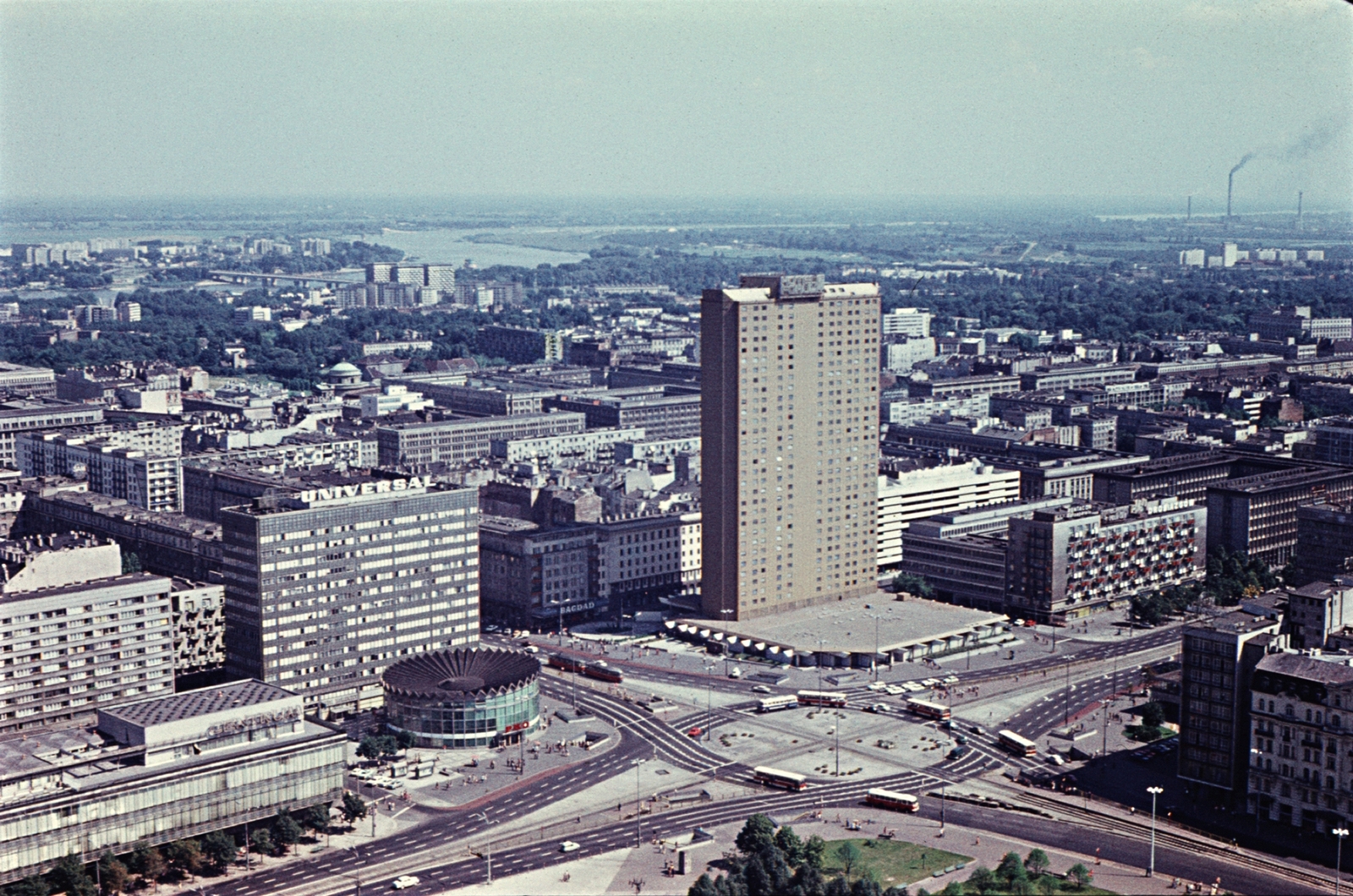 Lengyelország, Varsó, kilátás a Kultúra és Tudomány Palotájából, előtérben az ulica Marszalkowska és az Aleje Jerozolimskie kereszteződése., 1977, Erky-Nagy Tibor, színes, látkép, madártávlat, Fortepan #94636