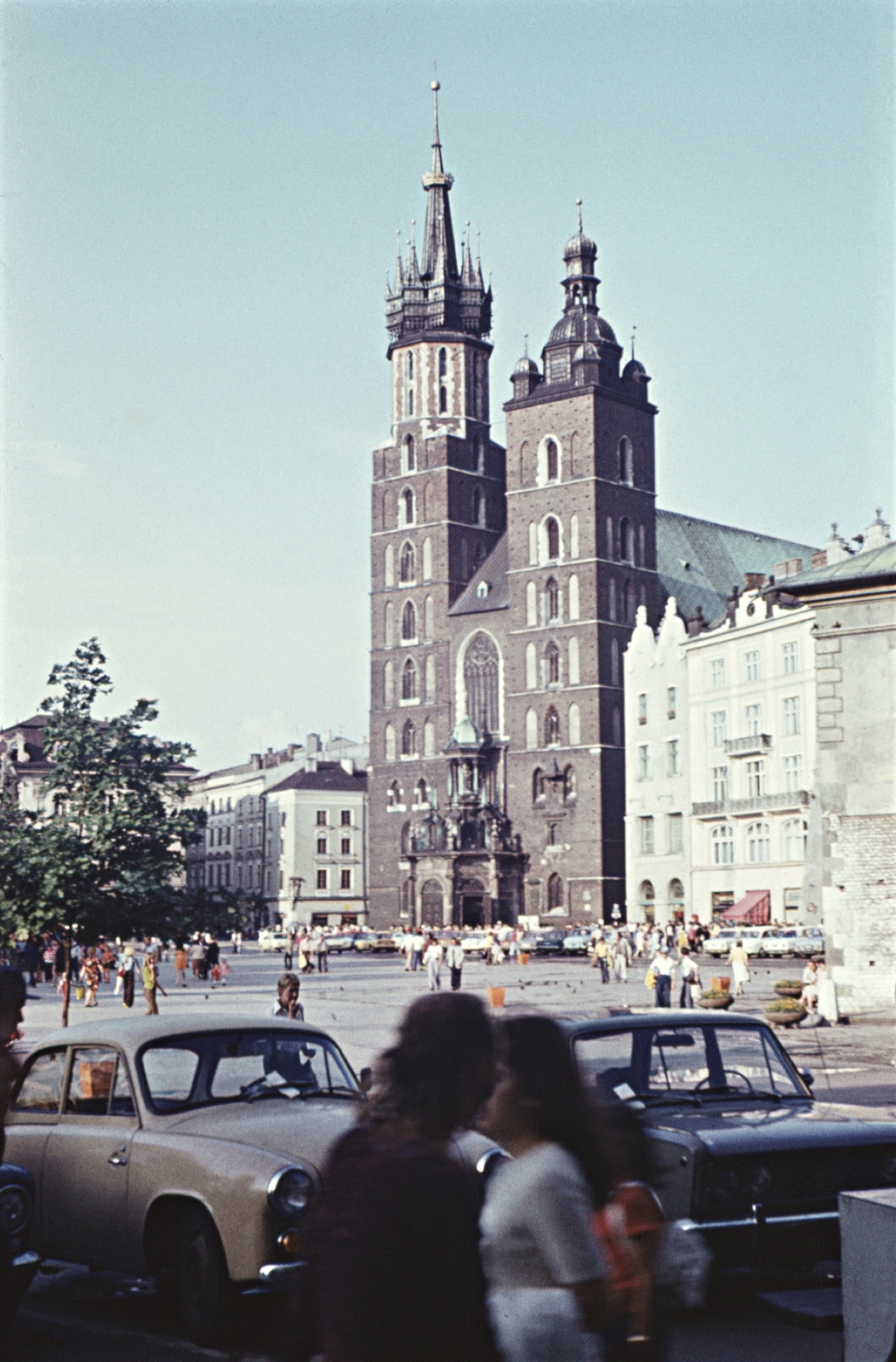 Poland, Kraków, Rynek Glówny, a város főtere, Mária-templom., 1977, Erky-Nagy Tibor, colorful, basilica, Catholic Church, tower, gothic, automobile, Brick Gothic, Fortepan #94638