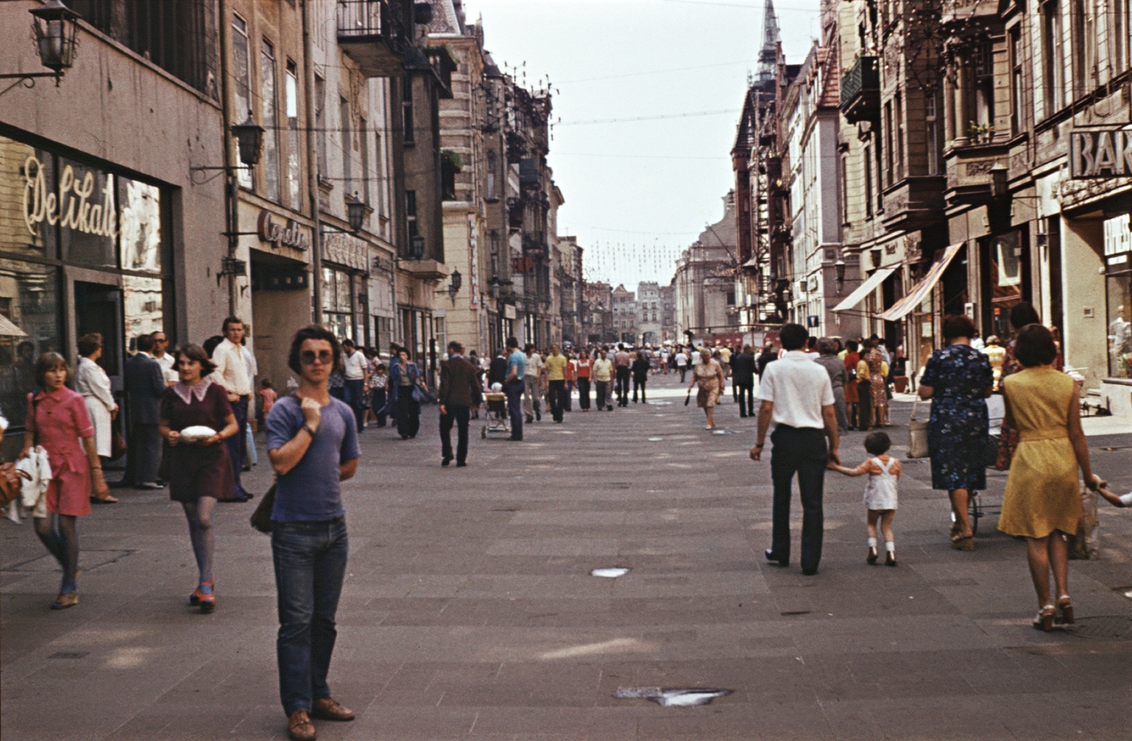 Lengyelország, Toruń, ulica Szeroka a Rynek Staromiejski felé nézve, ahol jobbra a Szentlélek templom sarka látszik., 1977, Erky-Nagy Tibor, színes, farmer, Fortepan #94643