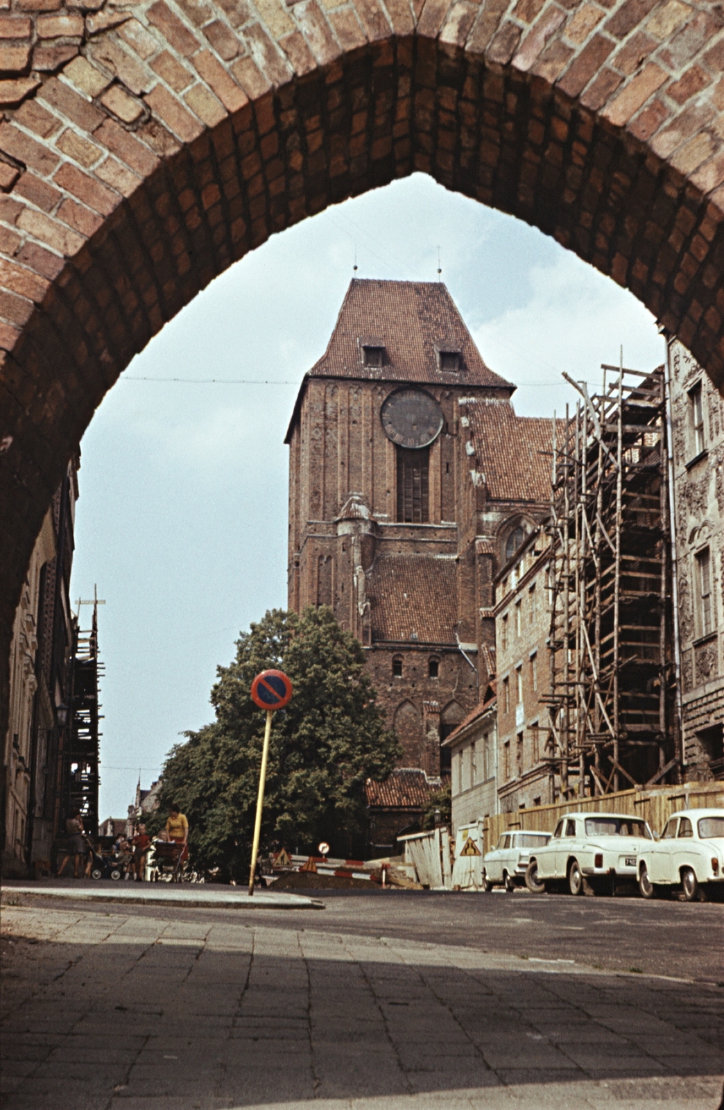 Lengyelország, Toruń, ulica Żeglarska a városfal felől nézve, szemben a Szent János székesegyház., 1977, Erky-Nagy Tibor, Bazilika, katolikus, gótika, székesegyház, tégla-gótika, Fortepan #94644