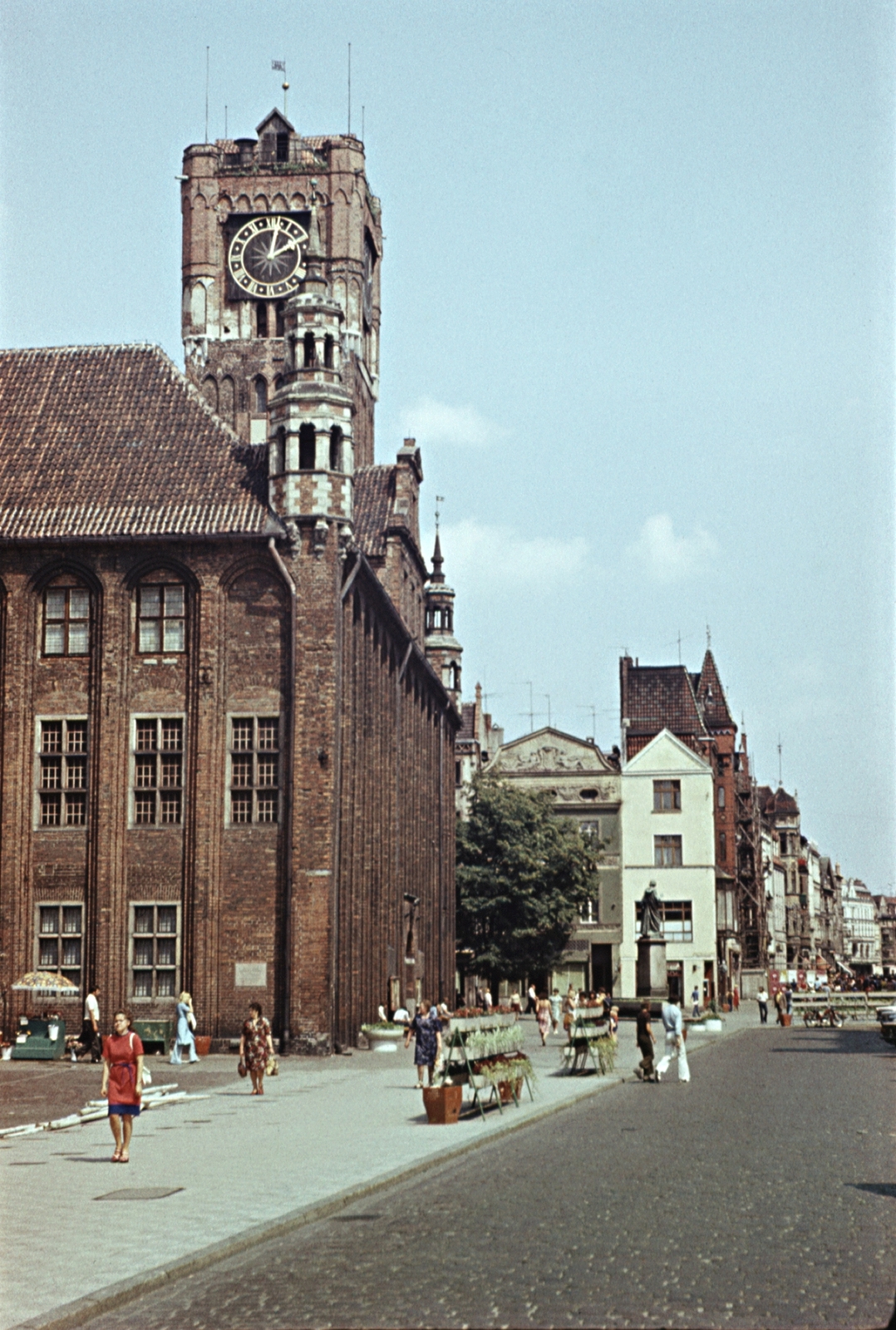 Poland, Toruń, Rynek Staromiejski, balra a Régi Városháza, jobbra az ulica Szeroka., 1977, Erky-Nagy Tibor, colorful, church clock, Fortepan #94646