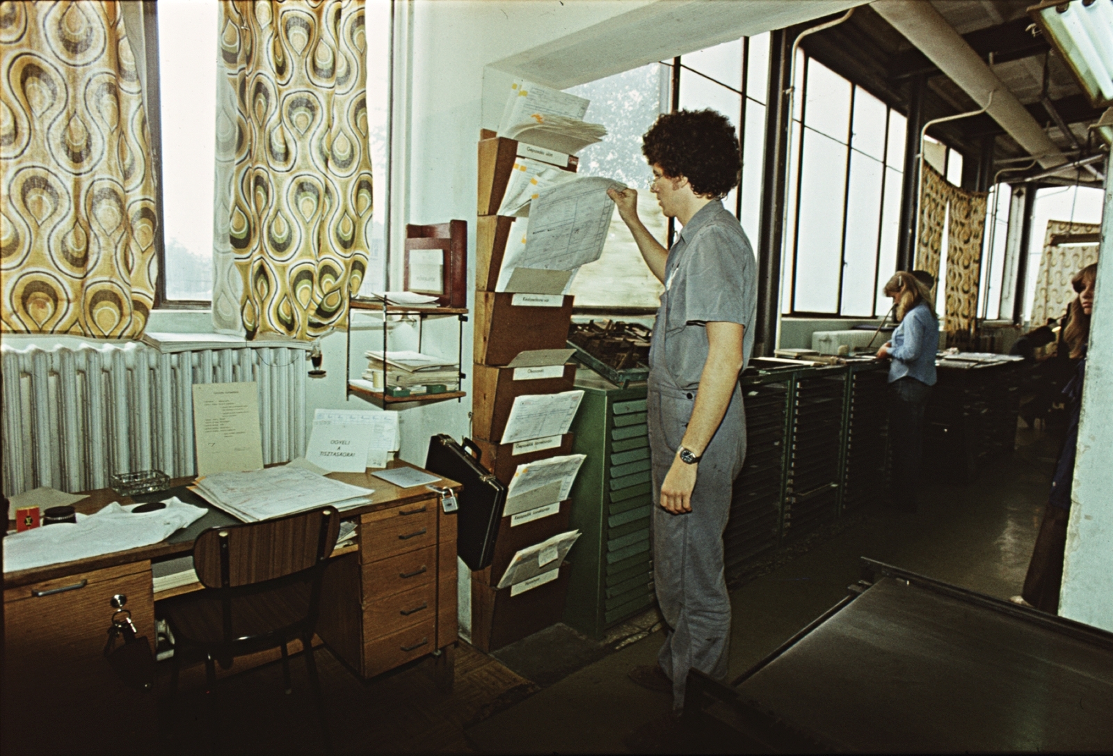 Hungary, Dombóvár, Pátria Nyomda, szedőterem., 1981, Erky-Nagy Tibor, colorful, printing industry, typesetter, attaché case, Fortepan #94647