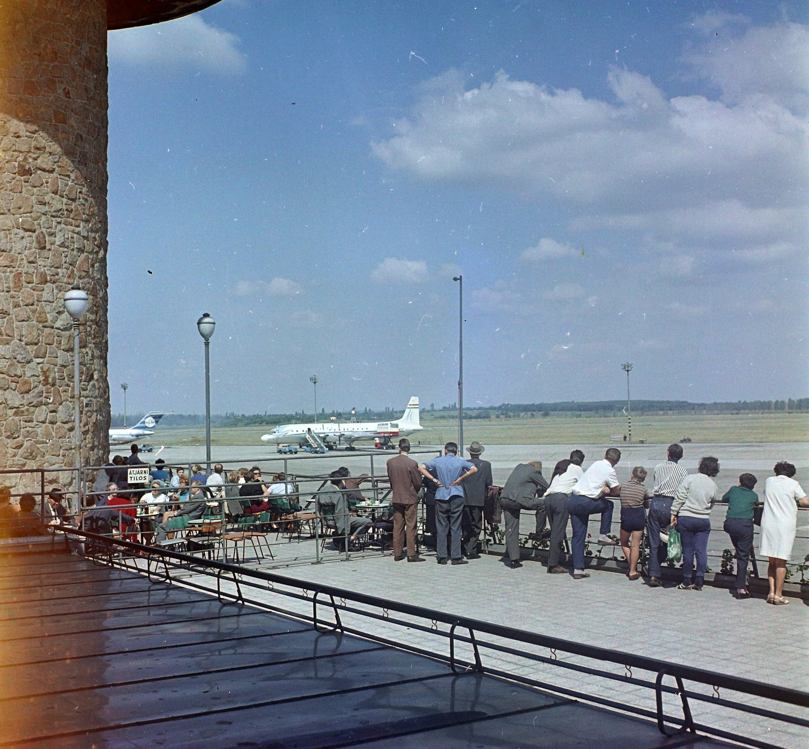 Hungary, Ferihegy (now - Ferenc Liszt) International Airport, Budapest XVIII., kilátó terasz., 1968, UVATERV, colorful, airplane, airport, Hungarian Airlines, Budapest, aircraft steps, Fortepan #94743