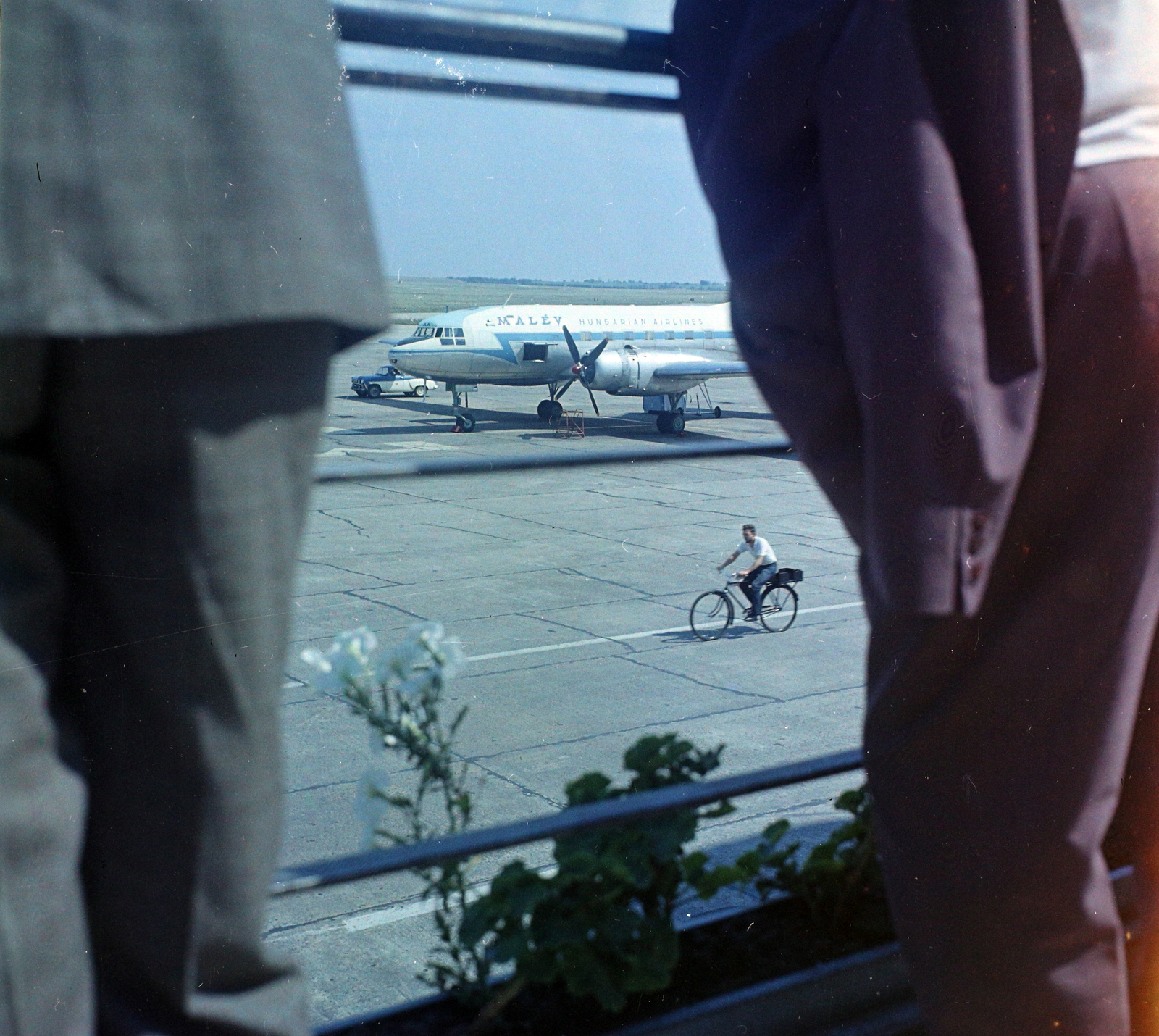 Hungary, Ferihegy (now - Ferenc Liszt) International Airport, Budapest XVIII., kilátó terasz., 1968, UVATERV, bicycle, colorful, airplane, Moskvitch-brand, airport, Ilyushin-brand, Hungarian Airlines, Budapest, Fortepan #94745