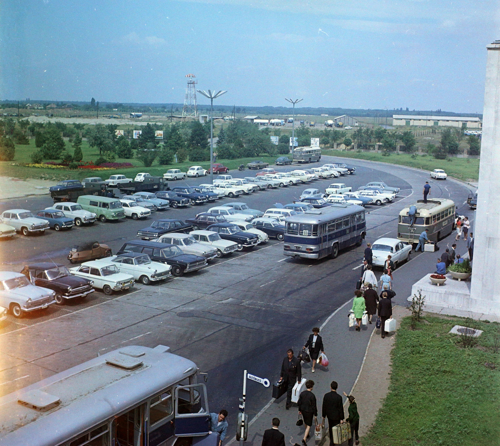 Magyarország, Ferihegyi (ma Liszt Ferenc) repülőtér, Budapest XVIII., parkoló a főbejárat előtt., 1968, UVATERV, színes, autóbusz, Ikarus-márka, Barkas-márka, Csepel-márka, Dodge-márka, buszmegálló, parkoló, Ikarus 31/311, repülőtér, Chevrolet-márka, Ikarus 620/630, automobil, GAZ M20 Pobeda, GAZ M21 Volga, Volkswagen Typ3, Skoda 1000 MB, Wartburg 311/312, Trabant 601, rendszám, NSU-márka, Fiat 850, Moszkvics 408, Trabant 600, Velorex-márka, Mercedes 190SL, Opel Rekord P1, FSO Warszawa 223, Fiat 500, Volkswagen Bogár, Peugeot 404, Opel Olympia Rekord, Opel Rekord A, Opel Rekord P2, Mercedes W111, NSU Prinz, BMW 02, Budapest, BMW Neue Klasse, Fiat 125, Ford Taunus P3, Fortepan #94747