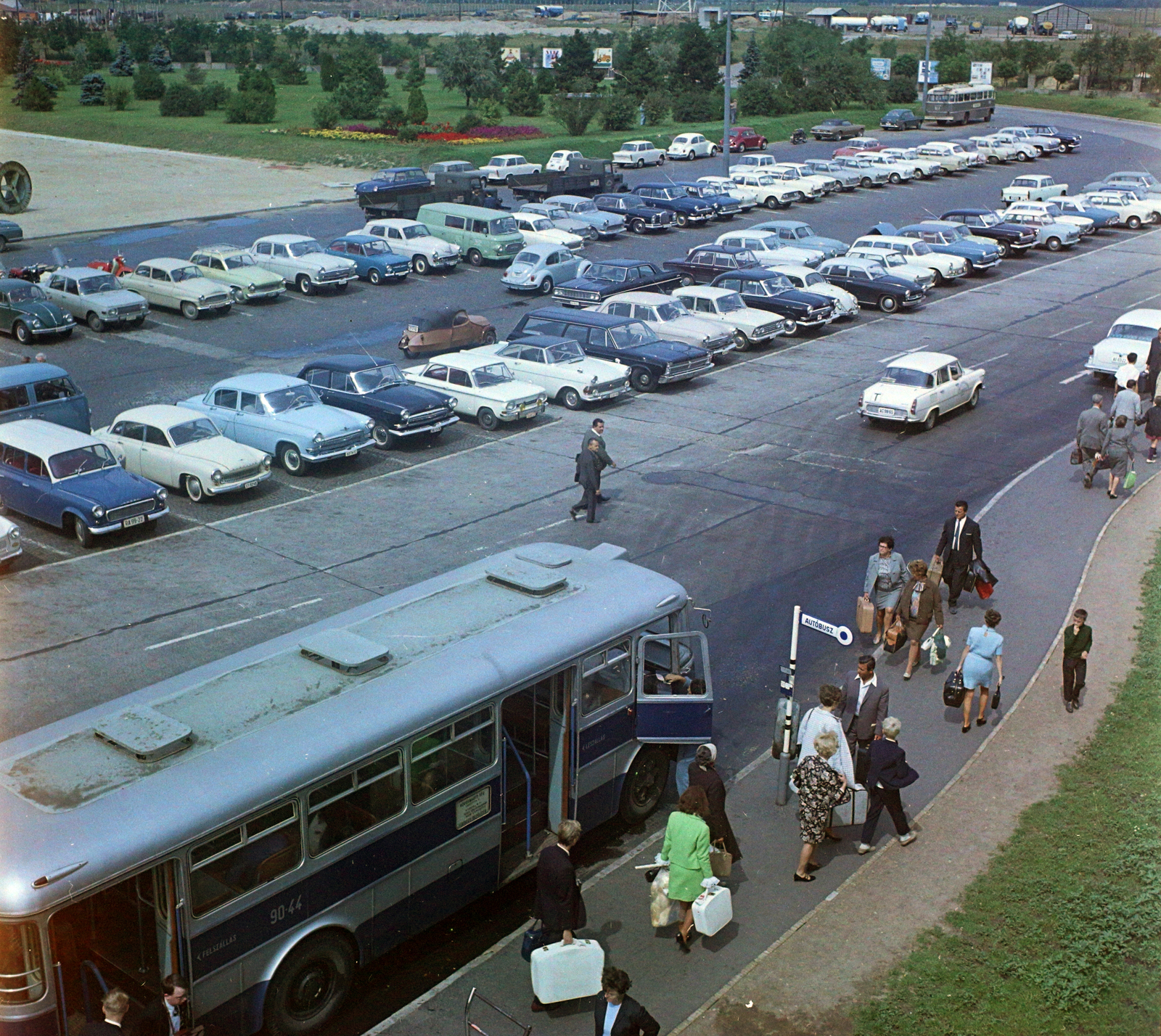 Hungary, Ferihegy (now - Ferenc Liszt) International Airport, Budapest XVIII., parkoló a főbejárat előtt., 1968, UVATERV, colorful, bus, Ikarus-brand, Barkas-brand, Csepel-brand, Dodge-brand, bus stop, car park, airport, Chevrolet-brand, Ikarus 620, automobile, M21 Wolga, number plate, Velorex-brand, Volkswagen Beetle, Plymouth-brand, BMW 02 series , Budapest, BMW New Class, Fortepan #94748