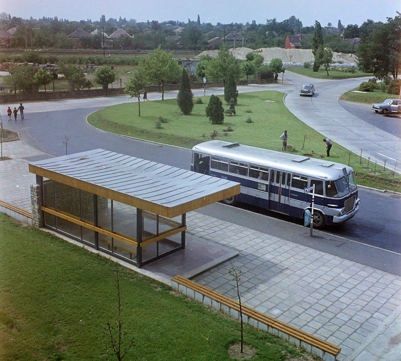 Hungary, Ferihegy (now - Ferenc Liszt) International Airport, Budapest XVIII., a repülőtéri buszjárat megállója a főbejárat mellett., 1968, UVATERV, colorful, bus, Ikarus-brand, bus stop, airport, Ikarus 620, Budapest, Fortepan #94749