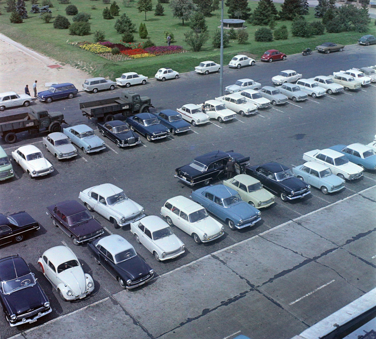 Hungary, Ferihegy (now - Ferenc Liszt) International Airport, Budapest XVIII., parkoló a főbejárat előtt., 1968, UVATERV, colorful, Barkas-brand, Csepel-brand, Dodge-brand, car park, airport, automobile, M21 Wolga, GAZ 13 Chaika, Volkswagen Beetle, Budapest, BMW New Class, Fortepan #94752