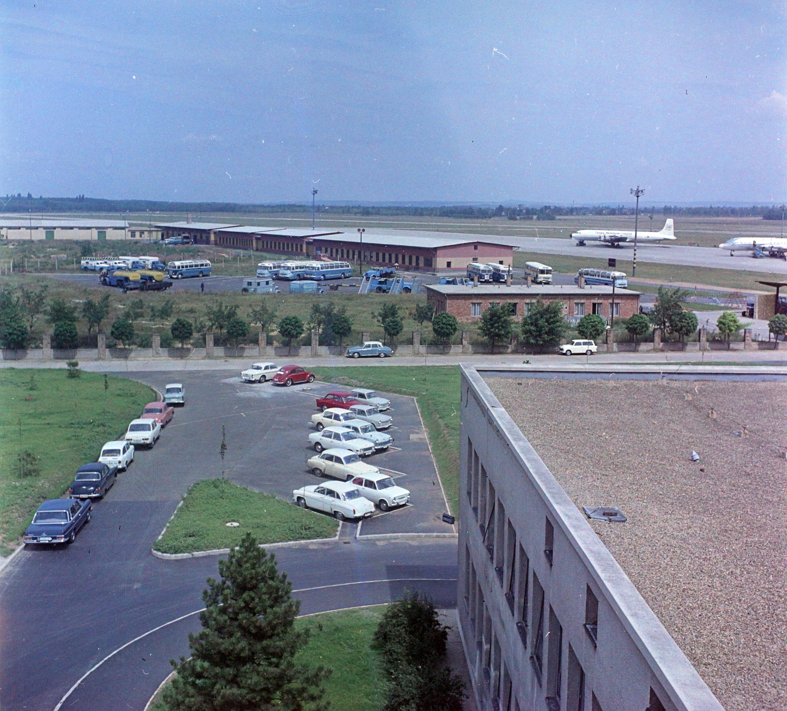 Hungary, Ferihegy (now - Ferenc Liszt) International Airport, Budapest XVIII., parkoló a főbejárat mellett., 1968, UVATERV, colorful, airplane, Ikarus-brand, ZIL-brand, airport, automobile, Volkswagen Beetle, Budapest, Fortepan #94753