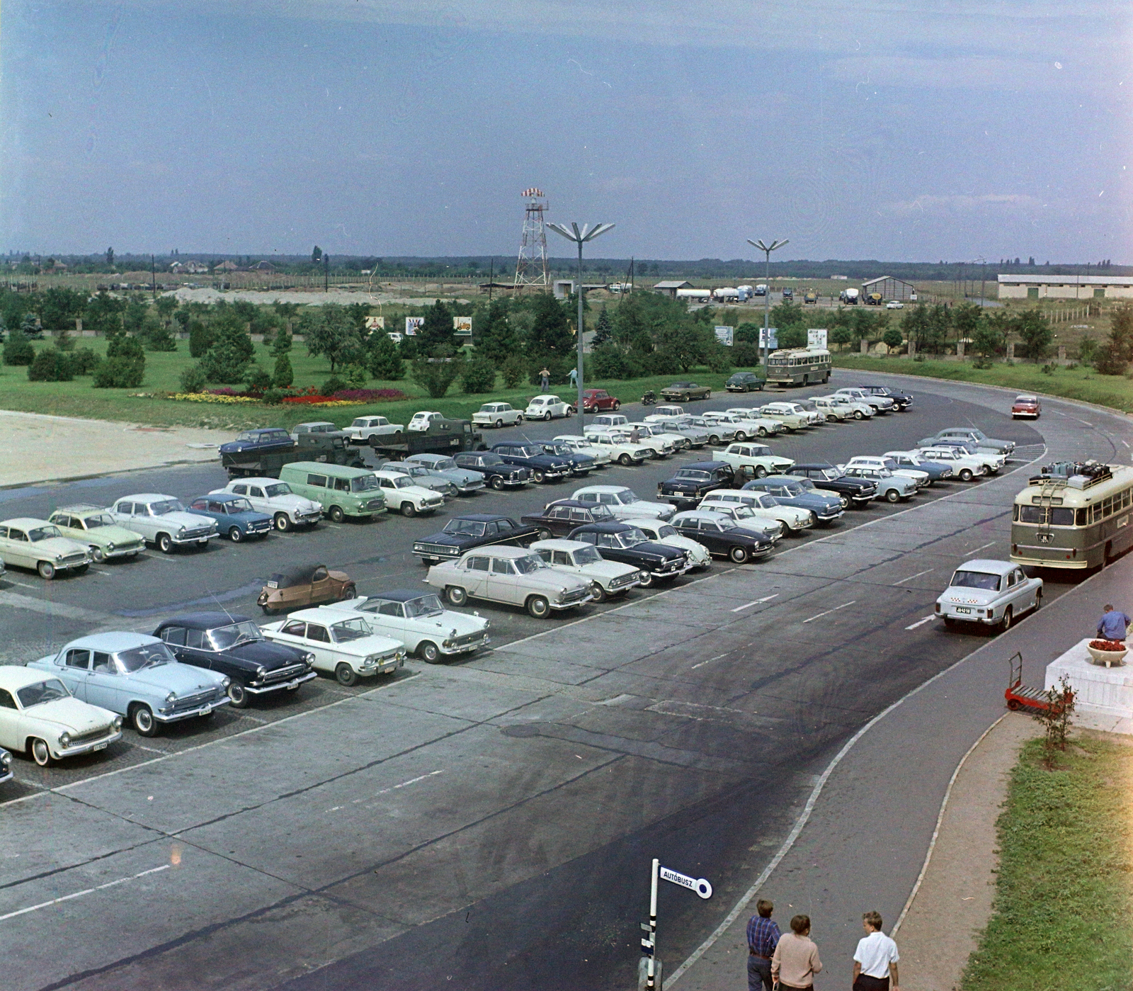 Hungary, Ferihegy (now - Ferenc Liszt) International Airport, Budapest XVIII., parkoló a főbejárat előtt., 1968, UVATERV, colorful, bus, bus stop, car park, airport, automobile, Budapest, Fortepan #94756