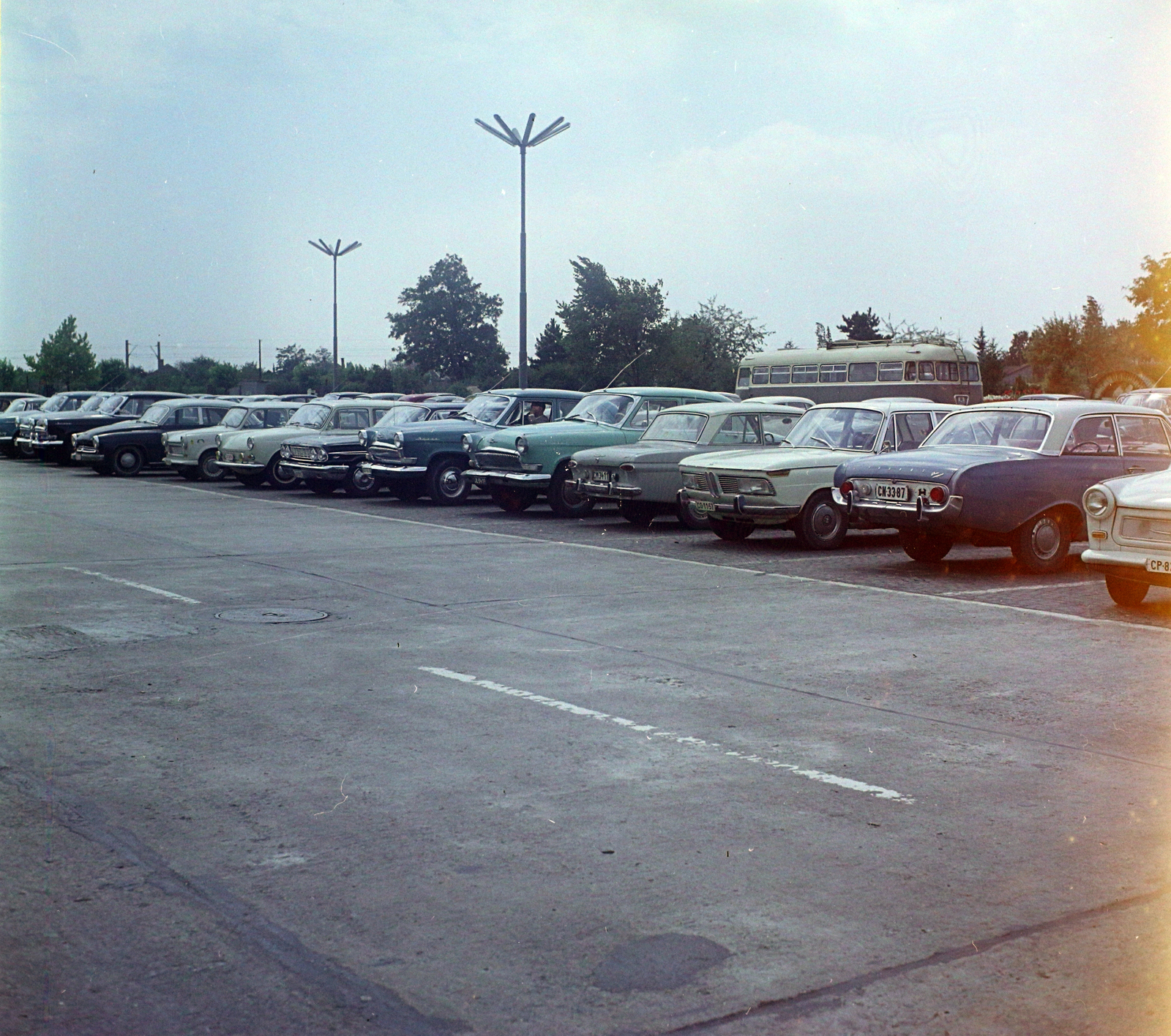 Hungary, Ferihegy (now - Ferenc Liszt) International Airport, Budapest XVIII., parkoló a főbejárat előtt., 1968, UVATERV, colorful, bus, Gerrman brand, american brand, Trabant-brand, Soviet brand, GAZ-brand, Hungarian brand, Ikarus-brand, Wartburg-brand, BMW-brand, Ford-brand, car park, airport, automobile, M21 Wolga, number plate, Budapest, BMW New Class, Fortepan #94757