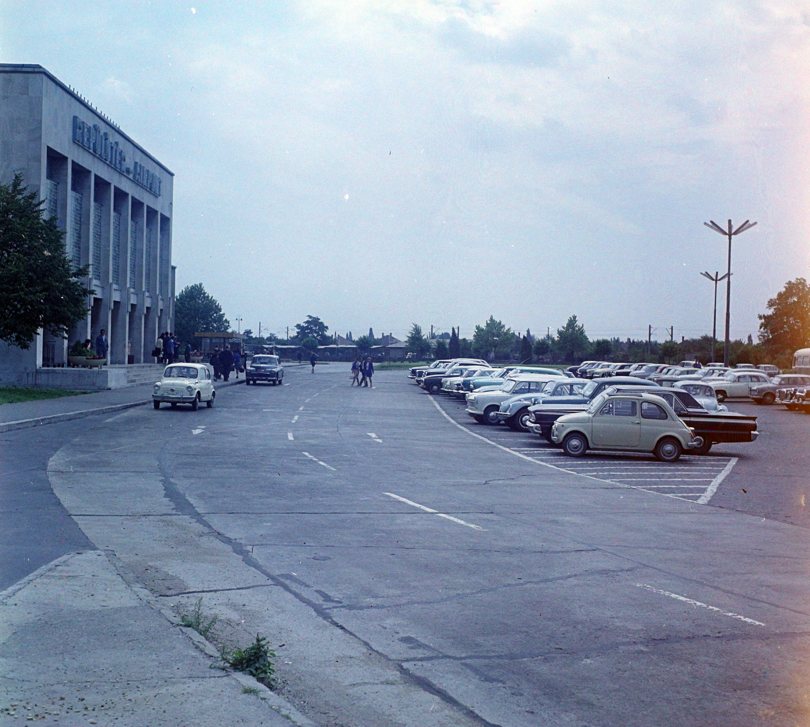 Hungary, Ferihegy (now - Ferenc Liszt) International Airport, Budapest XVIII., parkoló a főbejárat előtt., 1968, UVATERV, colorful, car park, airport, automobile, Budapest, Fortepan #94758