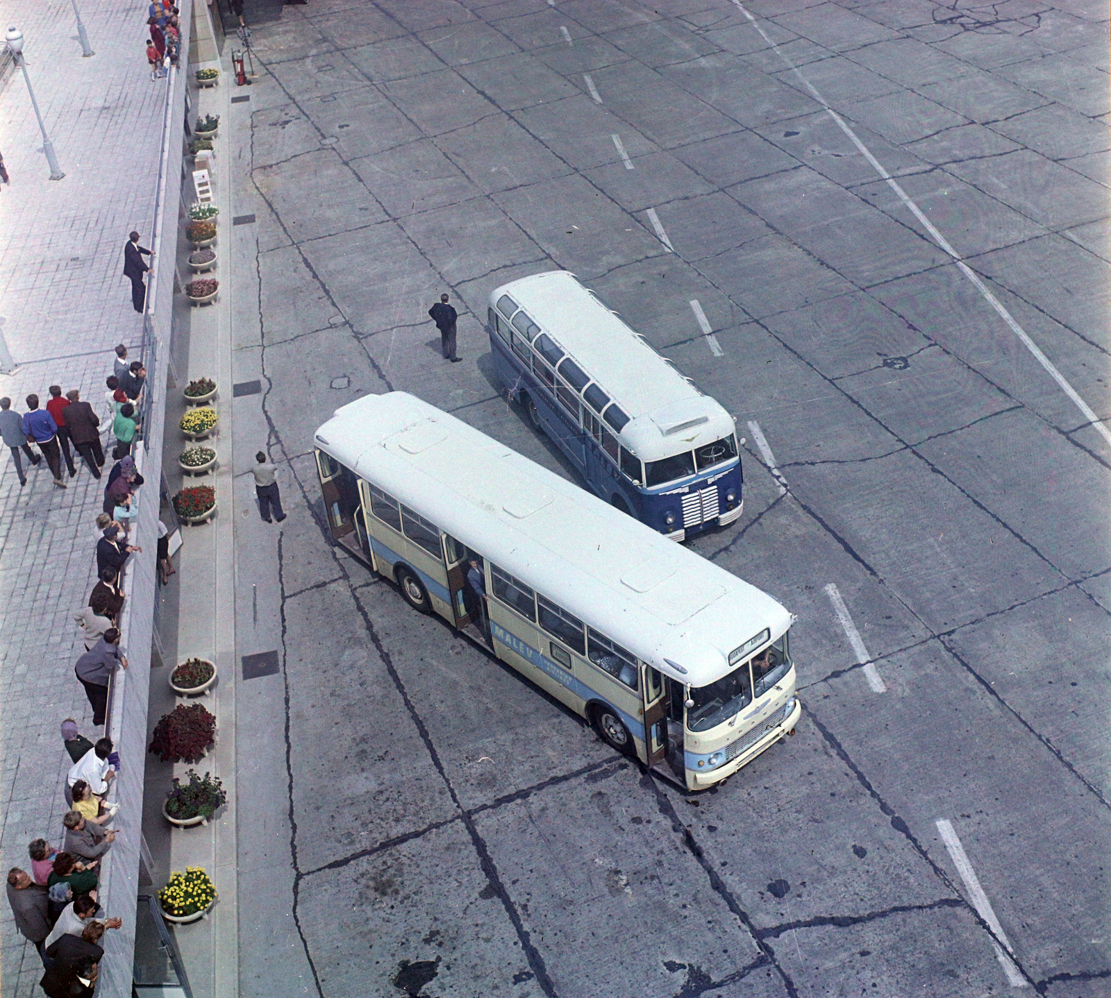 Hungary, Ferihegy (now - Ferenc Liszt) International Airport, Budapest XVIII., 1968, UVATERV, colorful, bus, Hungarian brand, Ikarus-brand, airport, Hungarian Airlines, Budapest, airport bus, Fortepan #94765