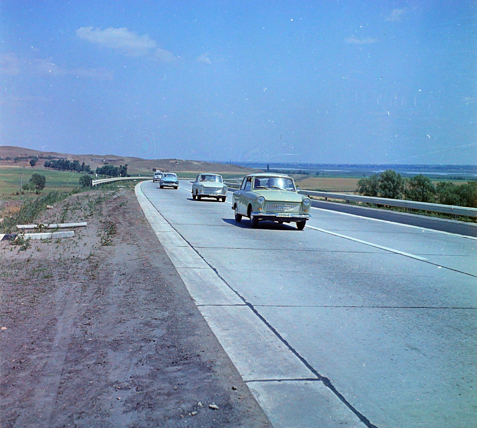 Magyarország, M7-es Sukoró határánál, háttérben a Velencei-tó., 1968, UVATERV, színes, Trabant-márka, Wartburg 311/312, Trabant 601, FSO Warszawa 223, autópálya, Fortepan #94777