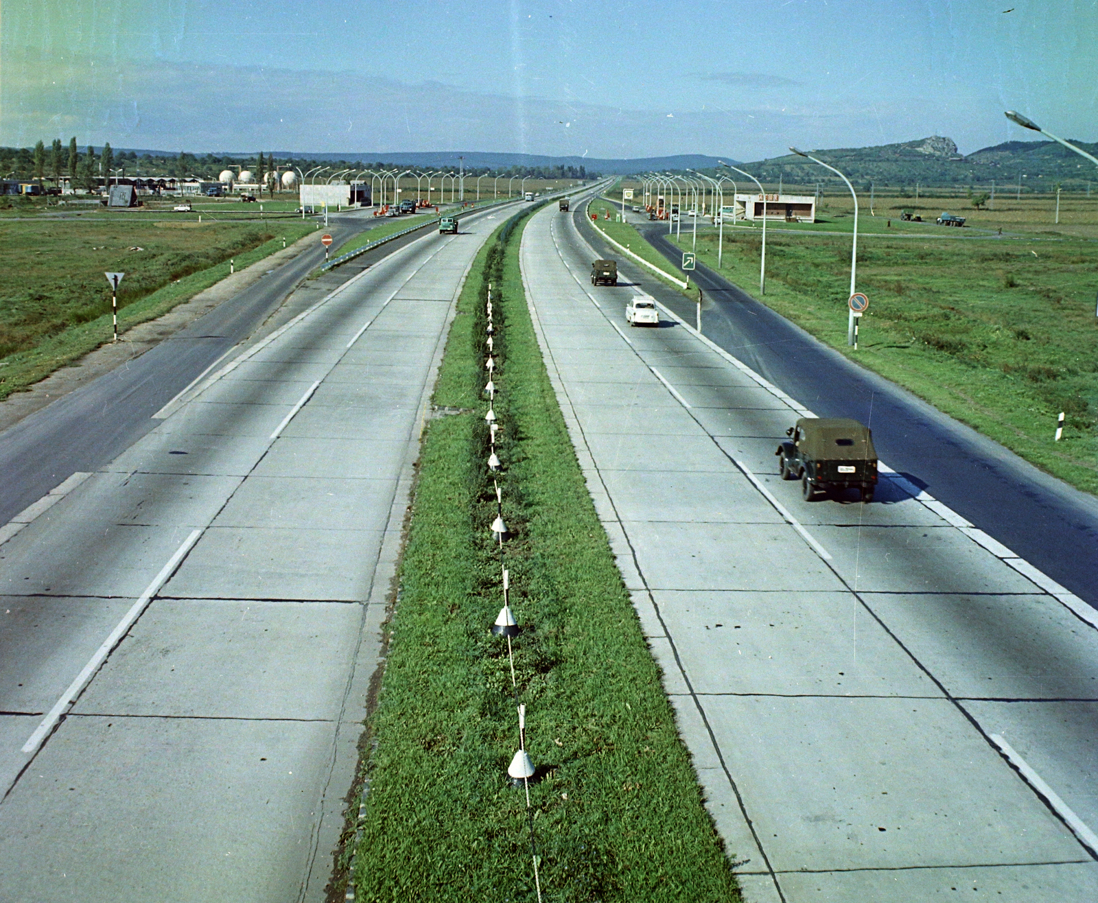 Hungary, Budaörs, az M1-M7-es autópálya közös szakasza a benzinkútnál a Károly király utcai felüljáróról nézve., 1968, UVATERV, colorful, Jeep, gas station, highway, Fortepan #94780