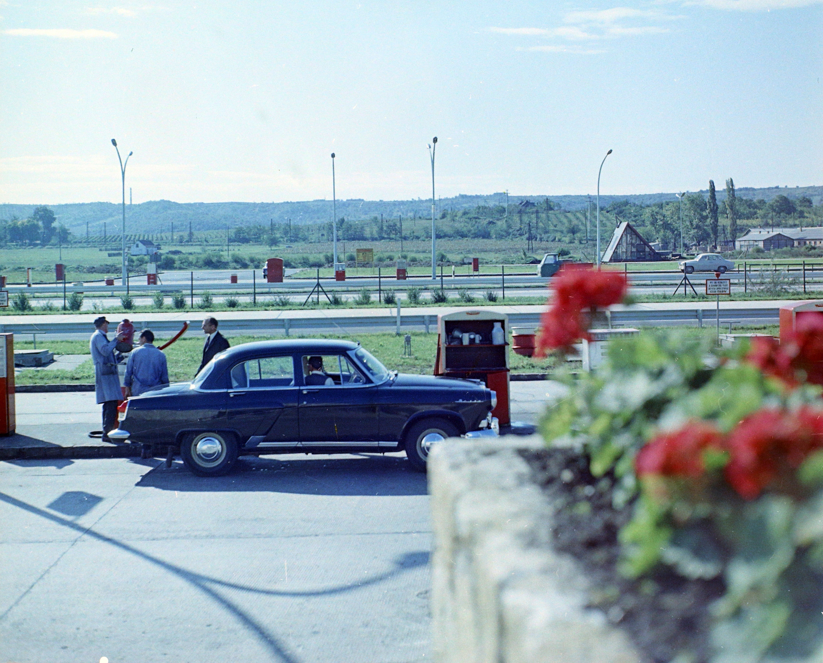 Hungary, Budaörs, benzinkút az M1-M7-es autópálya kivezető szakasza mellett., 1968, UVATERV, colorful, gas station, M21 Wolga, highway, Multicar-brand, Fortepan #94784