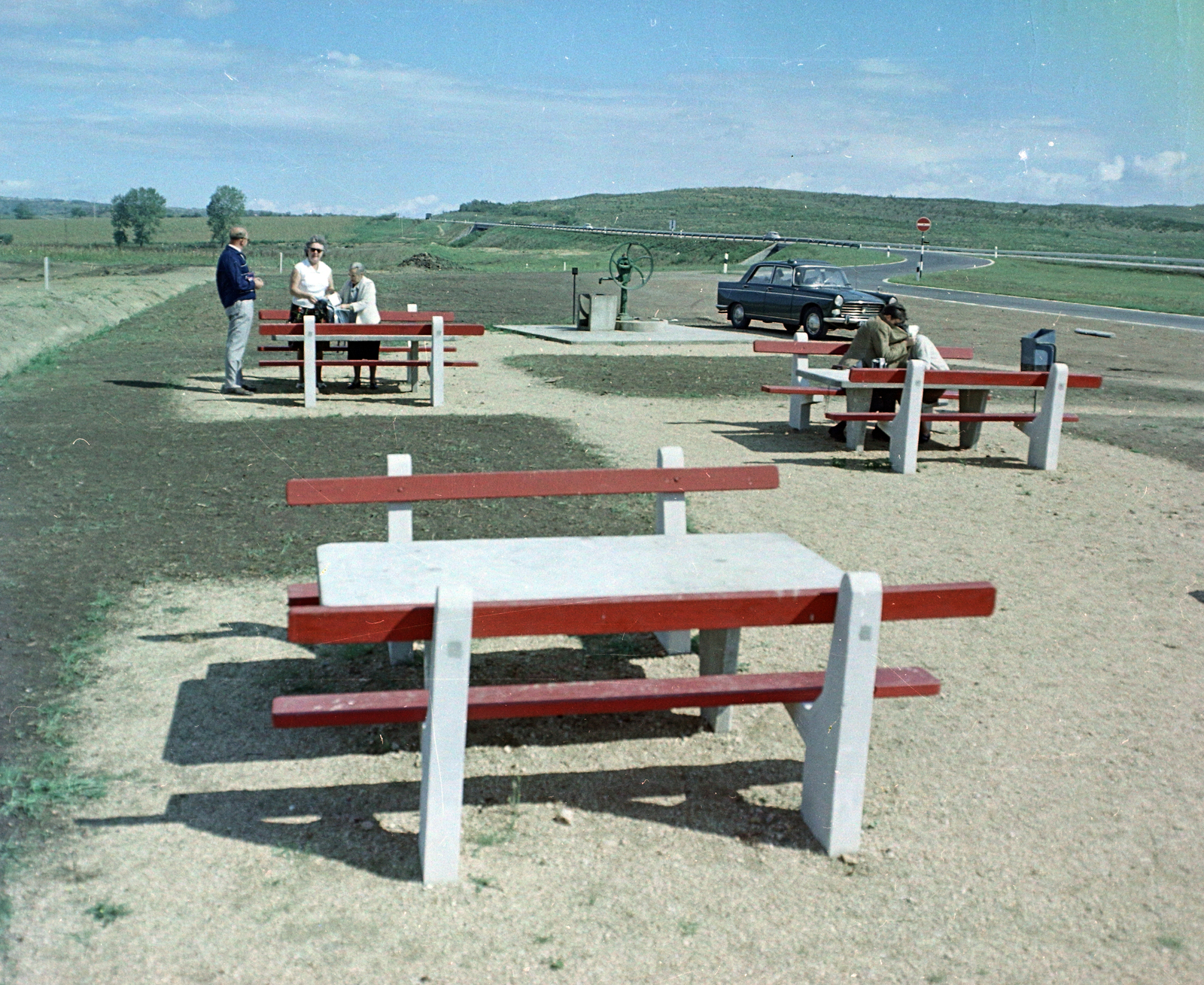 Hungary, M7-es, pihenő az 50-es km-nél Pákozd közelében., 1968, UVATERV, street furniture, colorful, relaxation, bench, draw well, Peugeot-brand, Fortepan #94785