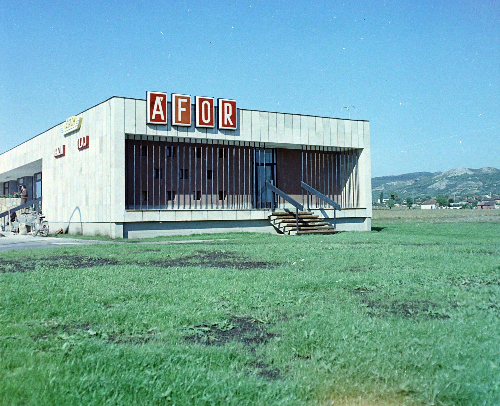 Hungary, Budaörs, eszpresszó és benzinkút az M1-M7-es autópálya kivezető szakasza mellett., 1968, UVATERV, colorful, espresso, gas station, Fortepan #94786