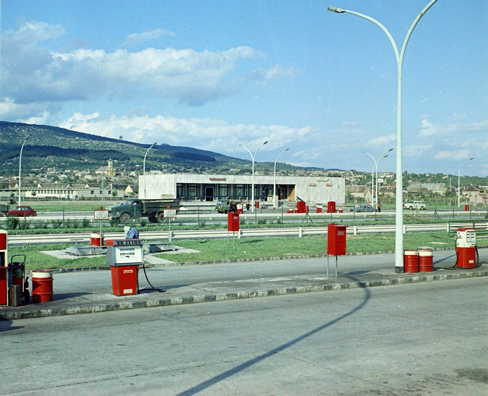 Hungary, Budaörs, benzinkút az M1-M7-es autópálya közös szakasza mellett., 1968, UVATERV, colorful, gas station, Fortepan #94788