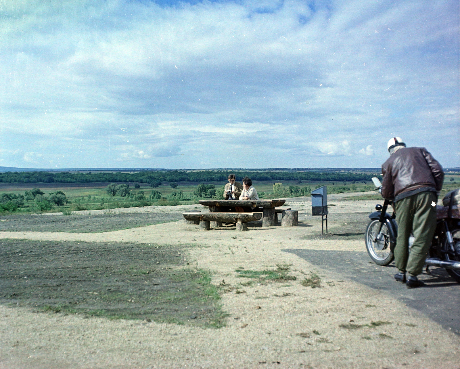 Hungary, Kajászó, M7-es autópálya, Váli-völgyi pihenő., 1968, UVATERV, colorful, motorcycle, relaxation, bench, trash can, Fortepan #94792