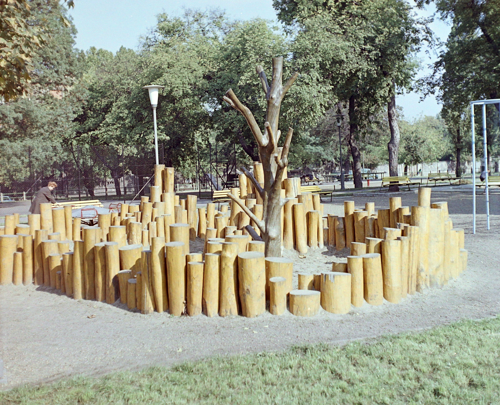 Hungary, Budapest VIII., Ludovika (Kun Béla) tér, játszótér. Háttérben a Korányi Sándor utca., 1968, UVATERV, playground, colorful, Budapest, Fortepan #94799