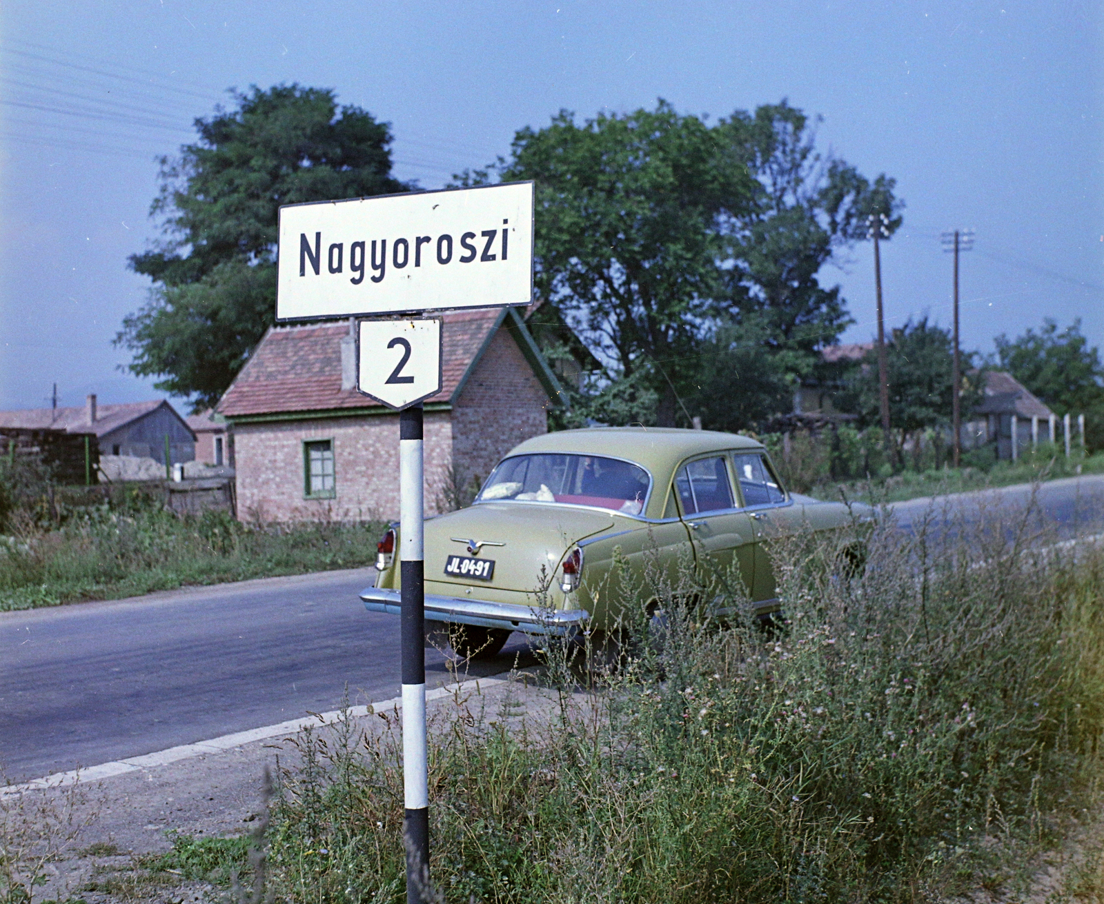 Hungary, Nagyoroszi, a 2-es főút a község határában., 1968, UVATERV, colorful, taxicab, automobile, M21 Wolga, number plate, place-name signs, Fortepan #94801