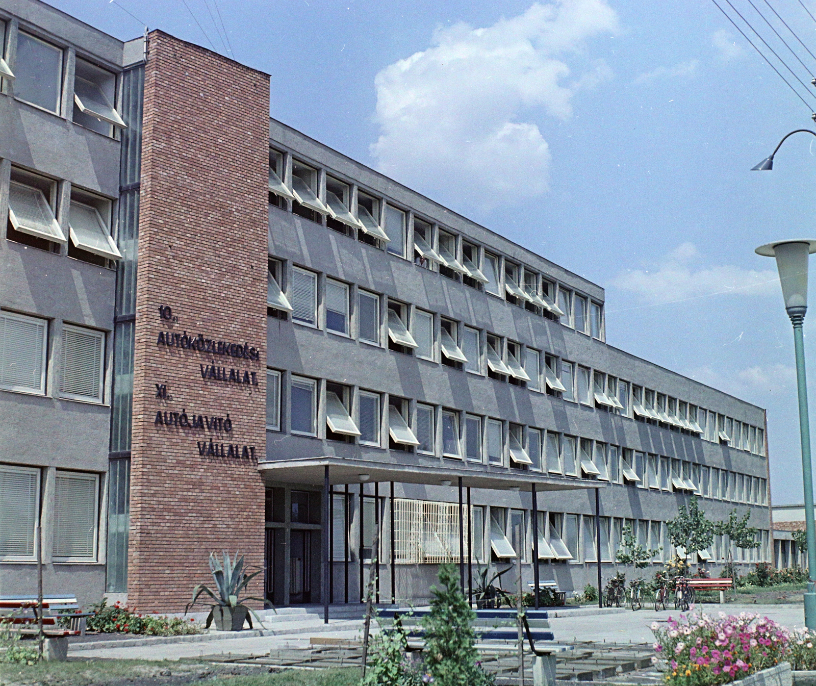 Magyarország, Szeged, a 10. Autóközlekedési Vállalat (AKÖV) és a XI. Autójavító Vállalat (később a 10. VOLÁN, Tisza Volán, majd Dél-alföldi Közlekedési Központ) telephelye., 1969, UVATERV, színes, AKÖV-szervezet, Fortepan #94824