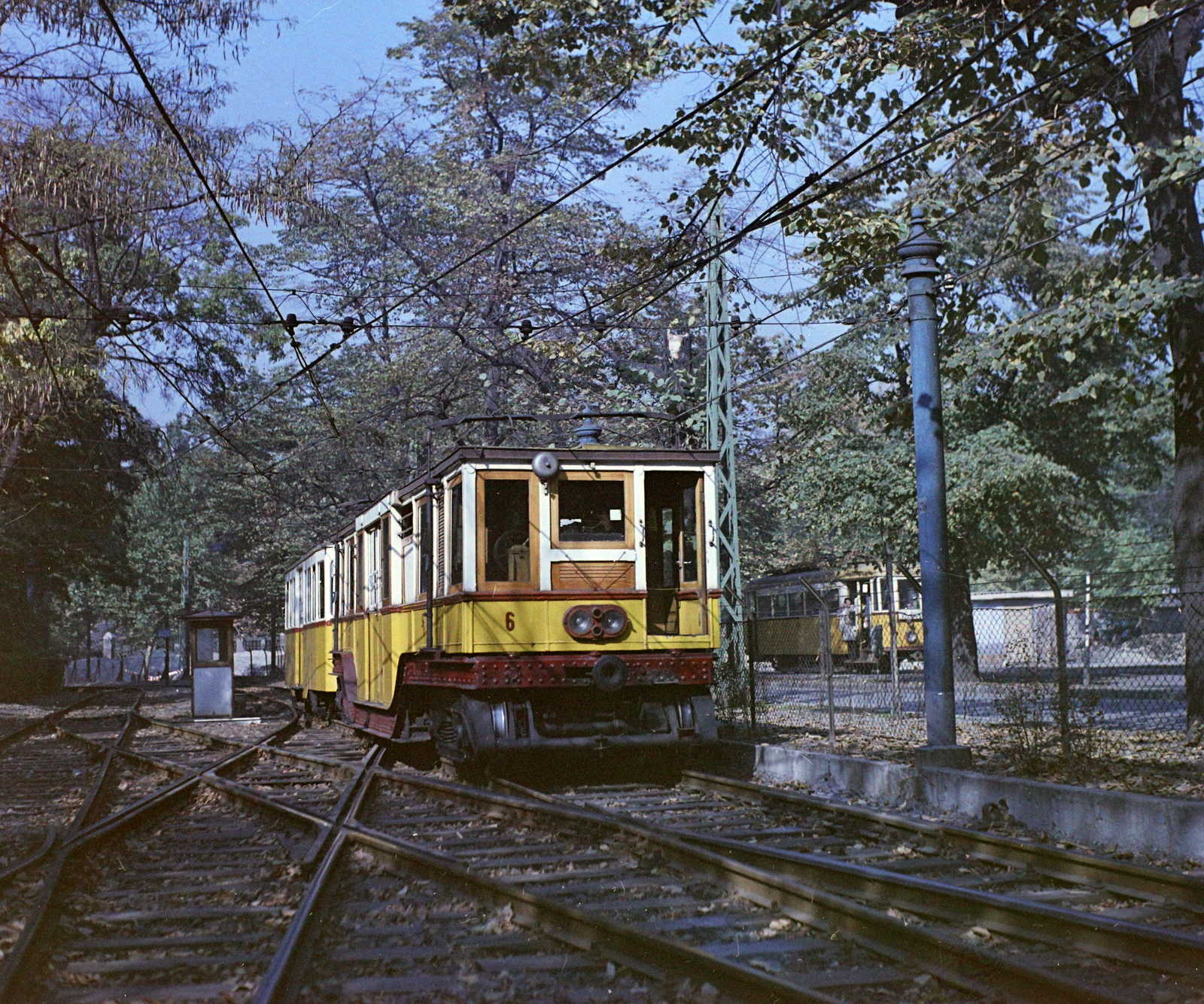 Magyarország, Városliget, Budapest XIV., a Millenniumi Földalatti Vasút mára megszűnt felszíni szakasza a Hősök tere és a Széchenyi fürdő között., 1969, UVATERV, színes, villamos, földalatti, Budapest, Fortepan #94832