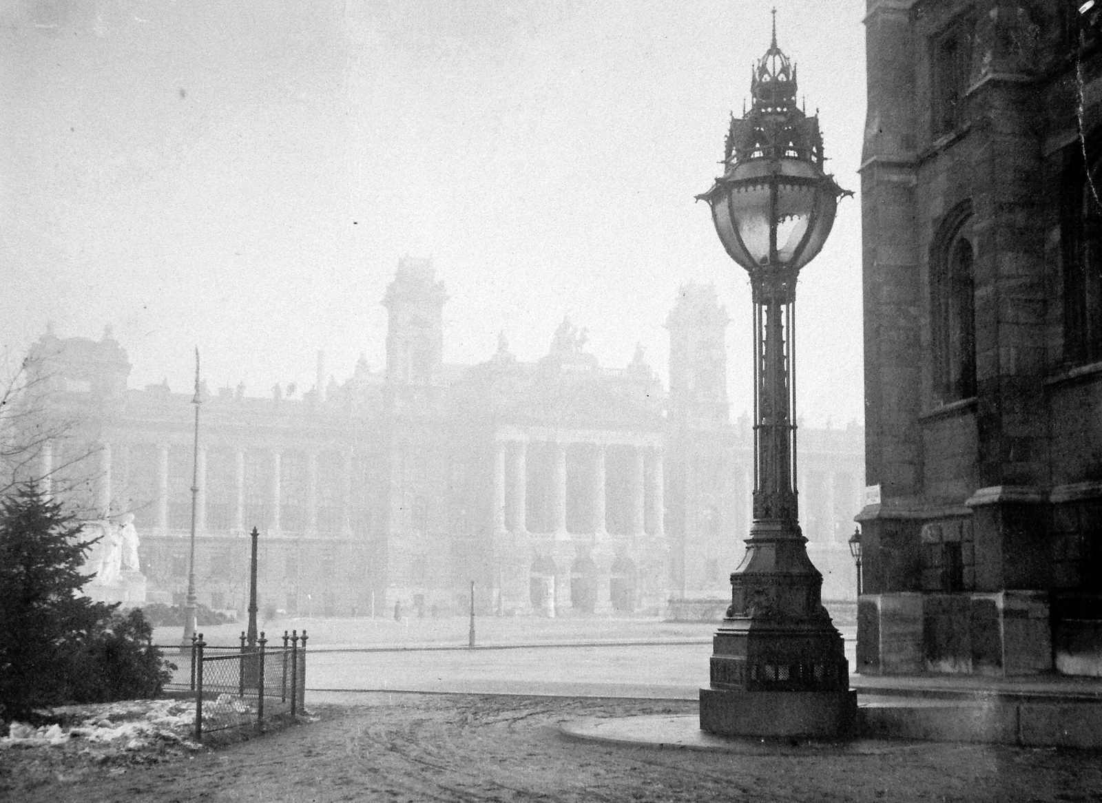 Hungary, Budapest V., Kossuth Lajos tér, szemben az Igazságügyi Palota (ekkor Magyar Királyi Kúria és Ítélőtábla) a Parlament északi oldala mellől nézve., 1929, Fortepan, lamp post, Budapest, Fortepan #9486