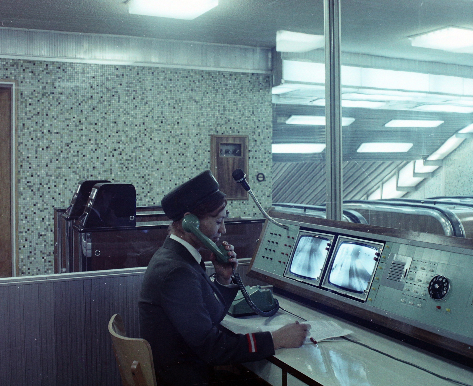 Hungary, Budapest VIII., Blaha Lujza tér, a metró utascsarnoka a forgalomfigyelő fülkével., 1970, UVATERV, colorful, telephone, subway station, Budapest, Fortepan #94872