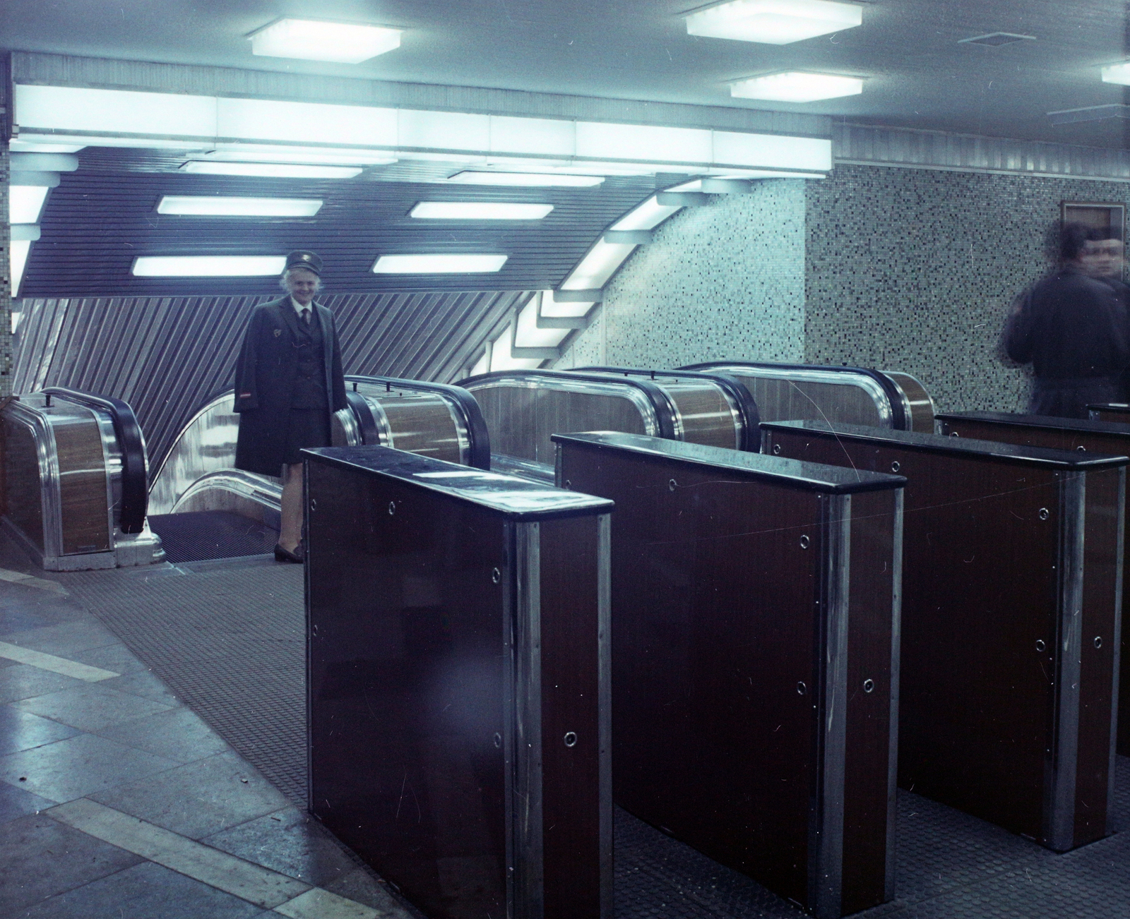 Hungary, Budapest VIII., Blaha Lujza tér, a metró utascsarnoka az állomáshoz vezető mozgólépcsővel., 1970, UVATERV, colorful, subway station, Budapest, Fortepan #94874