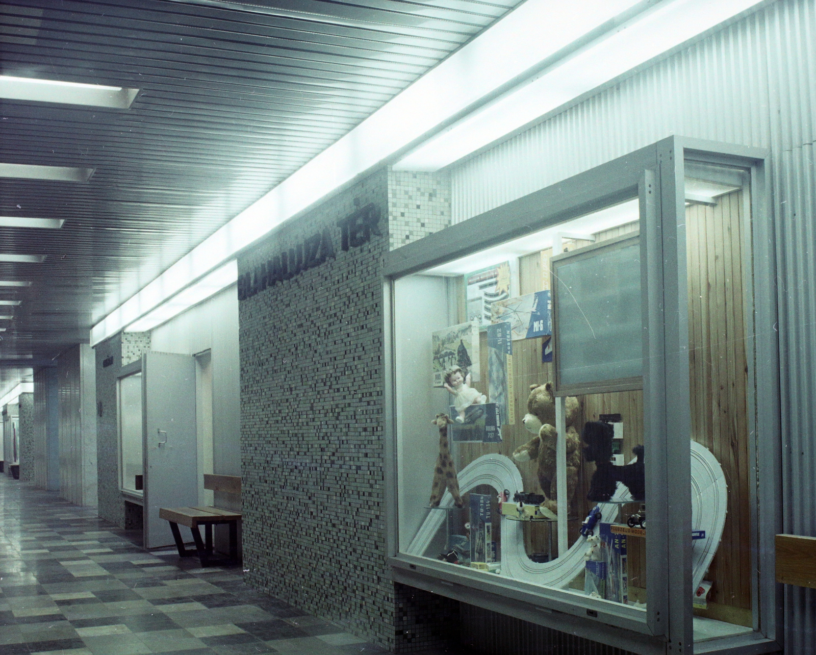 Hungary, Budapest VIII., Blaha Lujza tér, metróállomás., 1970, UVATERV, colorful, subway station, Budapest, Fortepan #94878
