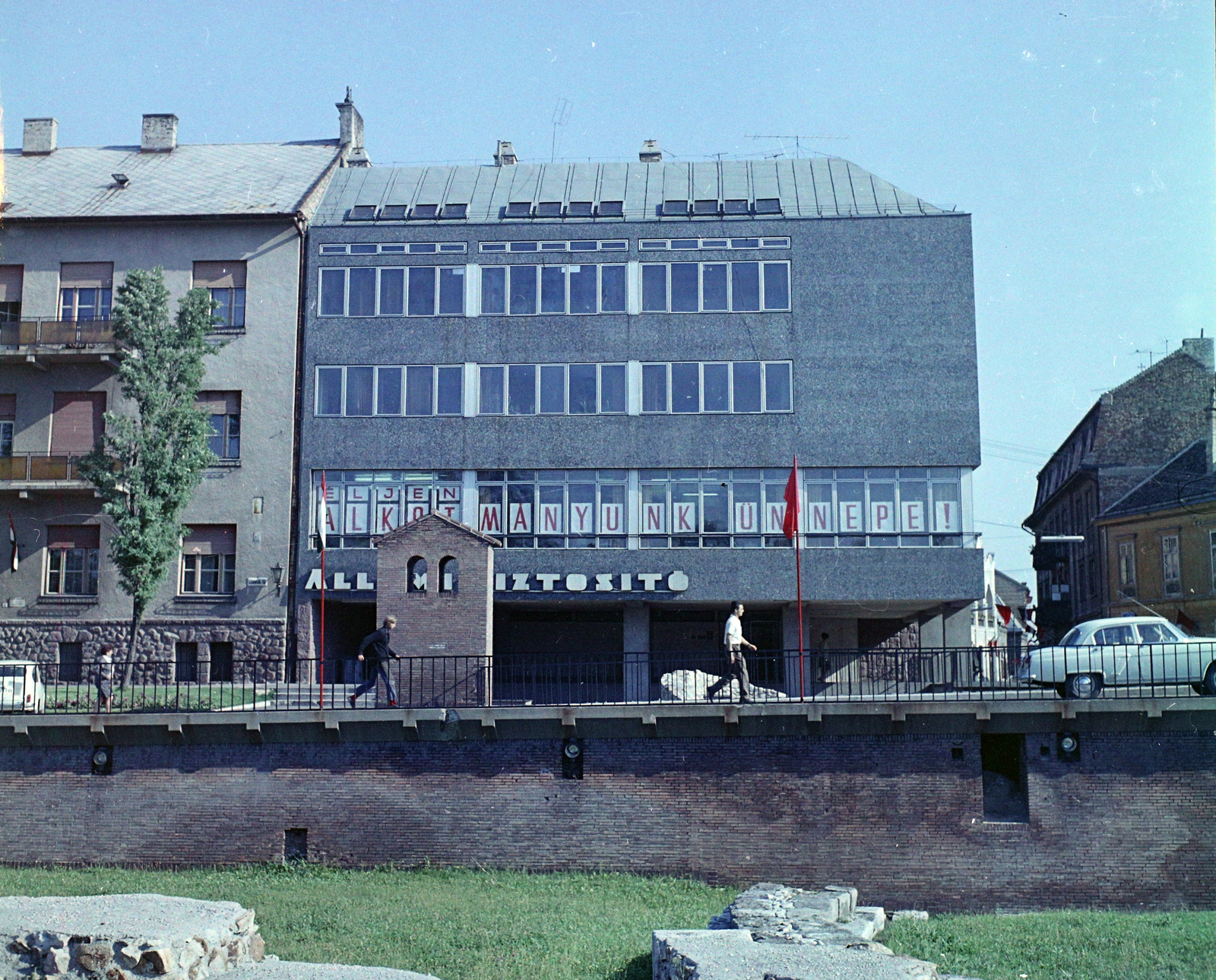 Magyarország, Székesfehérvár, Koronázó (Szabadság) tér, Romkert, jobbra a Táncsics Mihály utca., 1970, UVATERV, színes, Állami Biztosító, Fortepan #94908