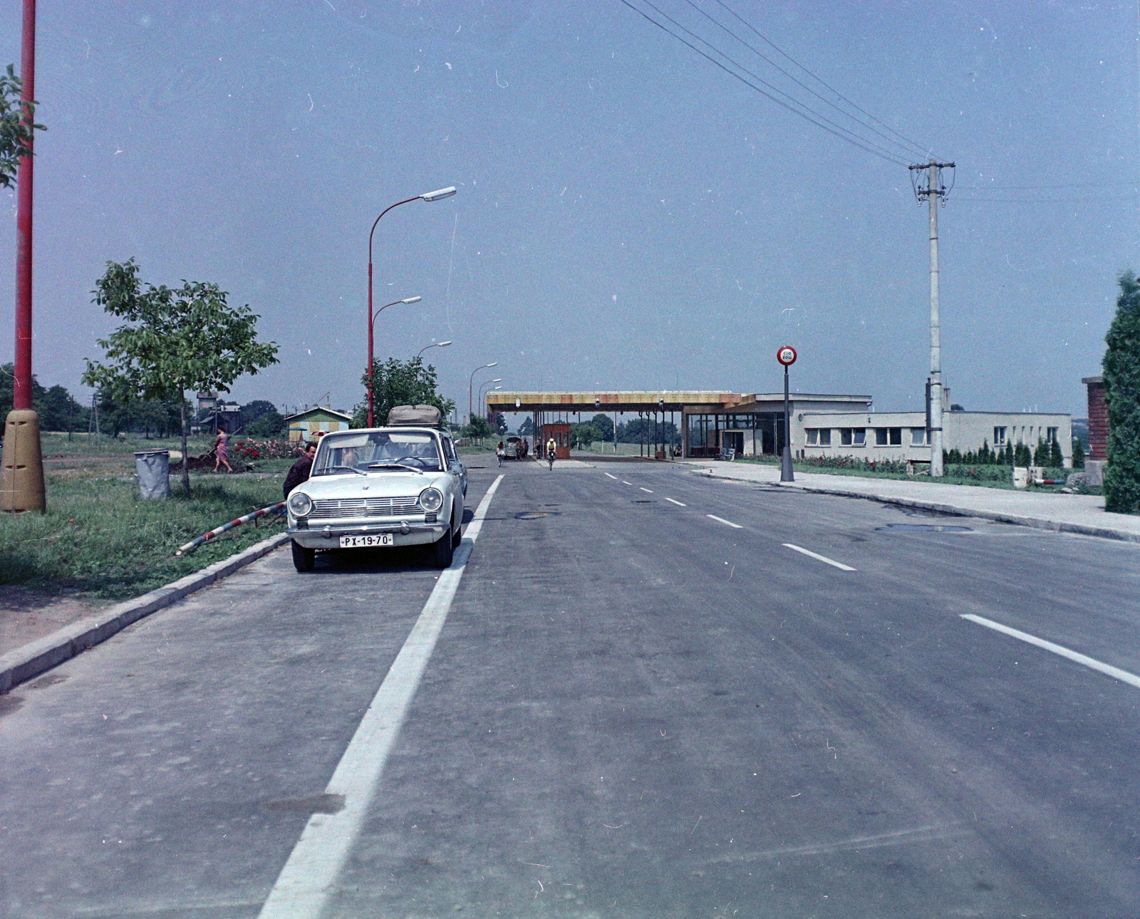 Slovakia, Šahy, közúti határátkelő., 1970, UVATERV, colorful, border crossing, automobile, number plate, roof rack, Fortepan #94910