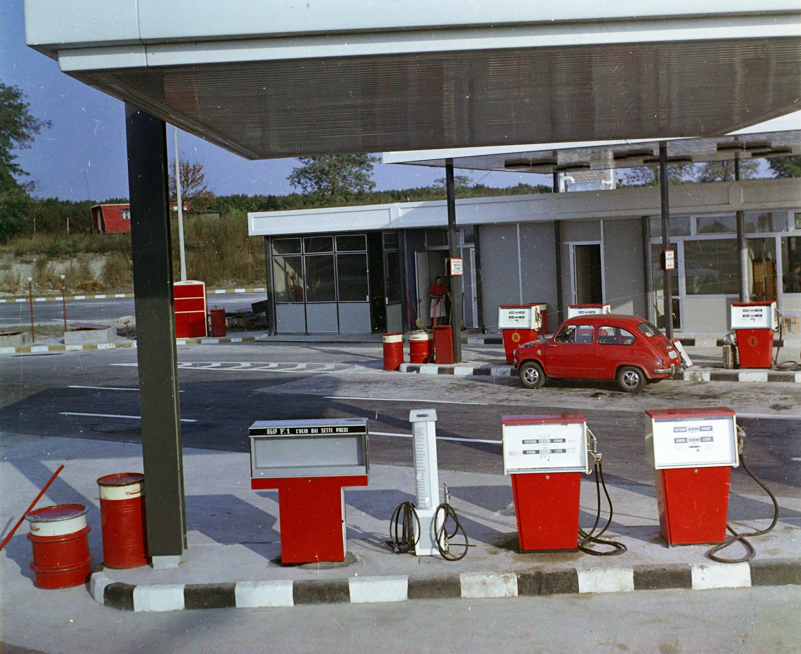 Hungary,Lake Balaton, Siófok, M7-es, benzinkút a 94-es km-nél., 1971, UVATERV, colorful, gas station, Agip-brand, Fortepan #94948