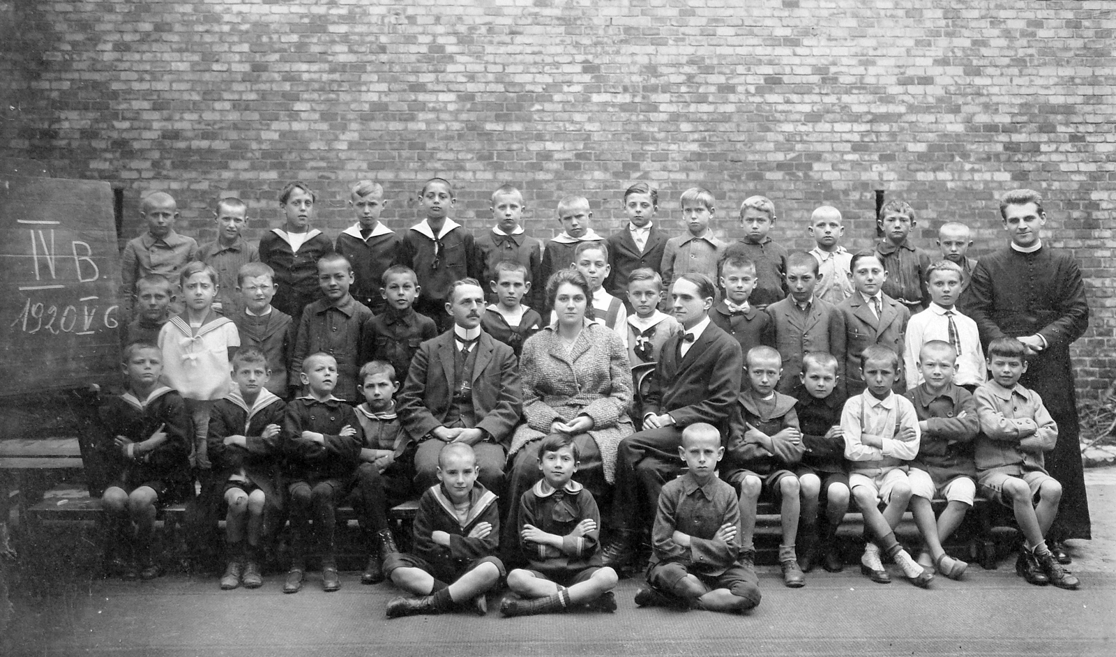 1920, Fortepan, iskola, udvar, pap, osztálykép, csoportkép, férfiak, nő, fiúk, tanár, tábla, ülés keresztbe tett lábakkal, Fortepan #9497