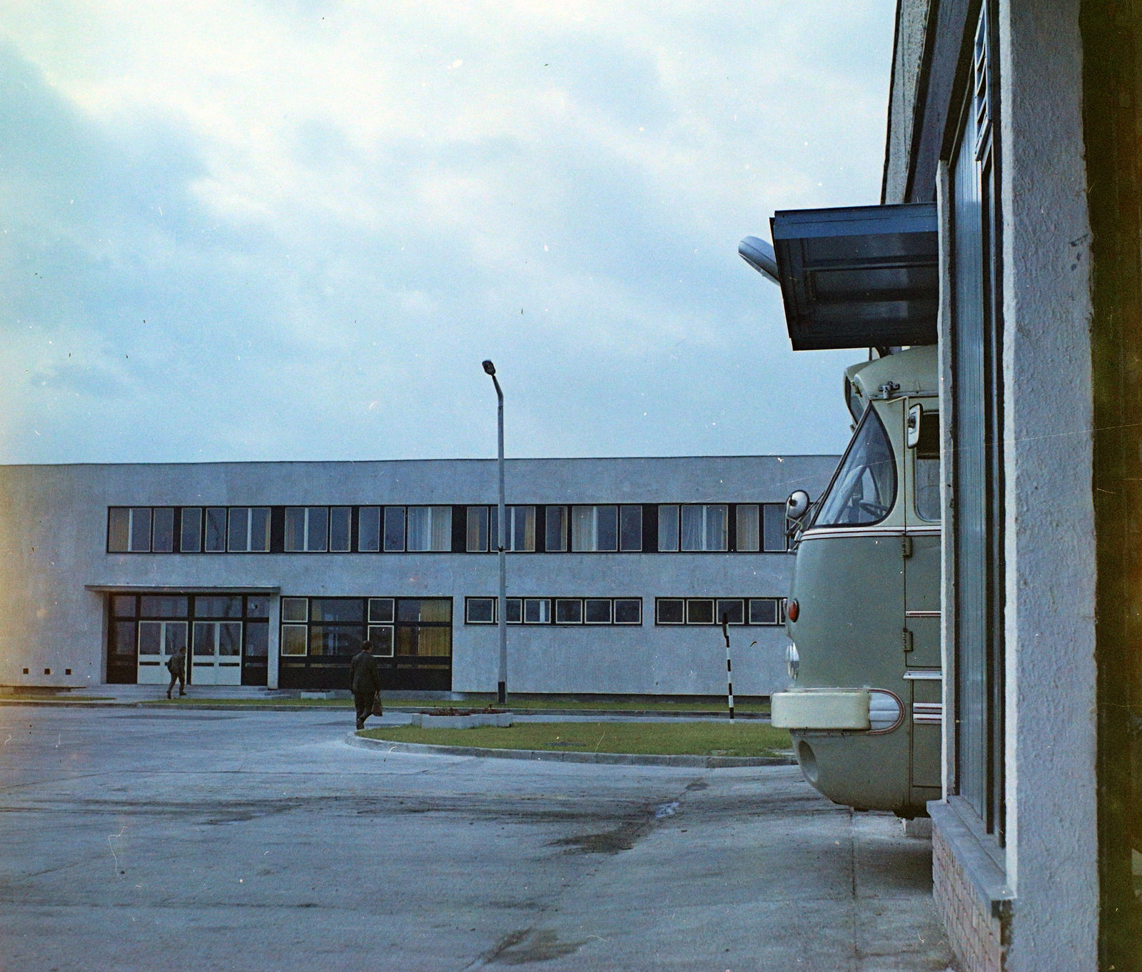 Hungary, Pápa, Celli (Beloiannisz) út 69., a 15. sz. AKÖV (később Bakony Volán) autóbusz telepe., 1972, UVATERV, colorful, bus, Ikarus-brand, Fortepan #94972