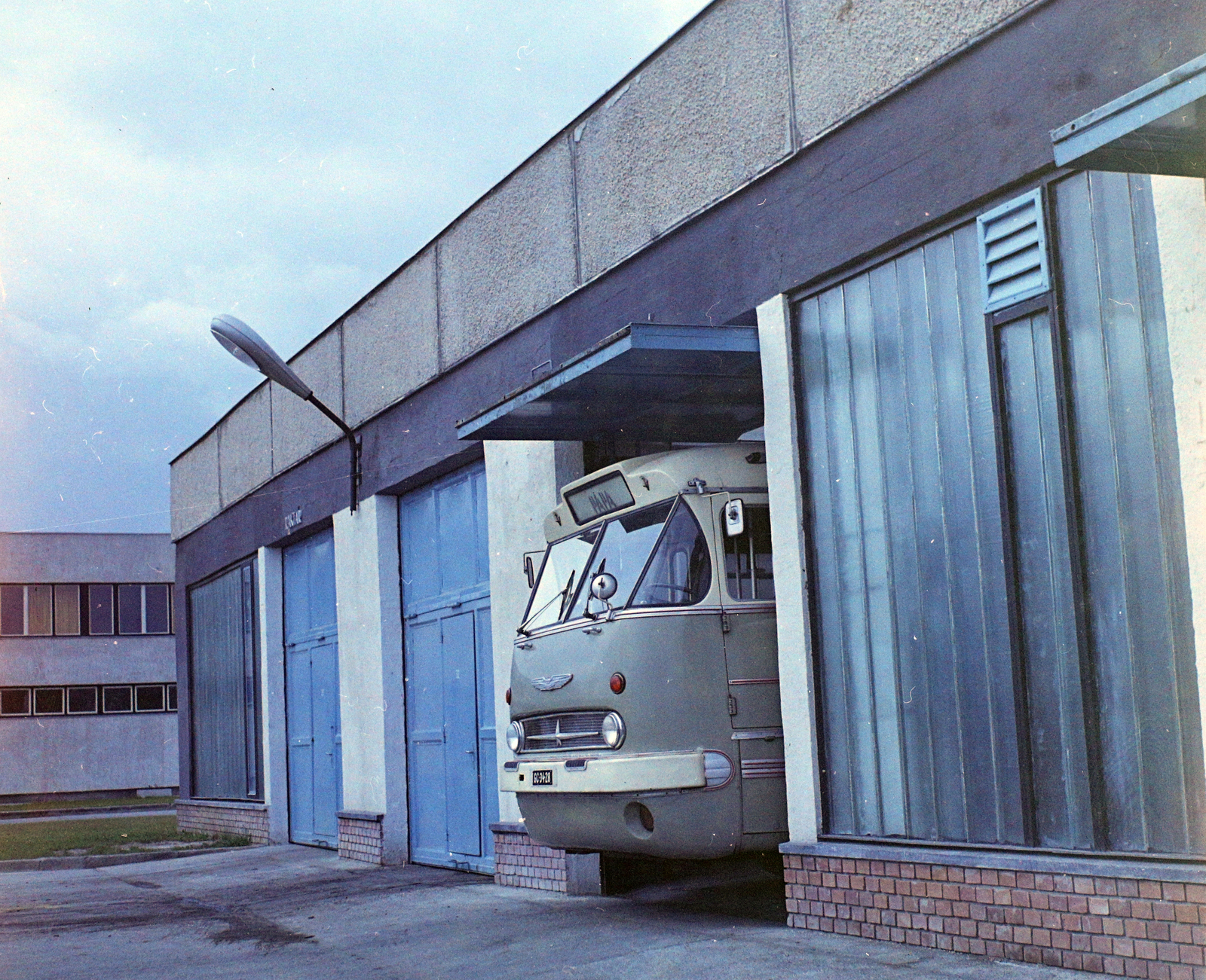Hungary, Pápa, Celli (Beloiannisz) út 69., a 15. sz. AKÖV (később Bakony Volán) autóbusz telepe., 1972, UVATERV, colorful, bus, Ikarus-brand, Fortepan #94973